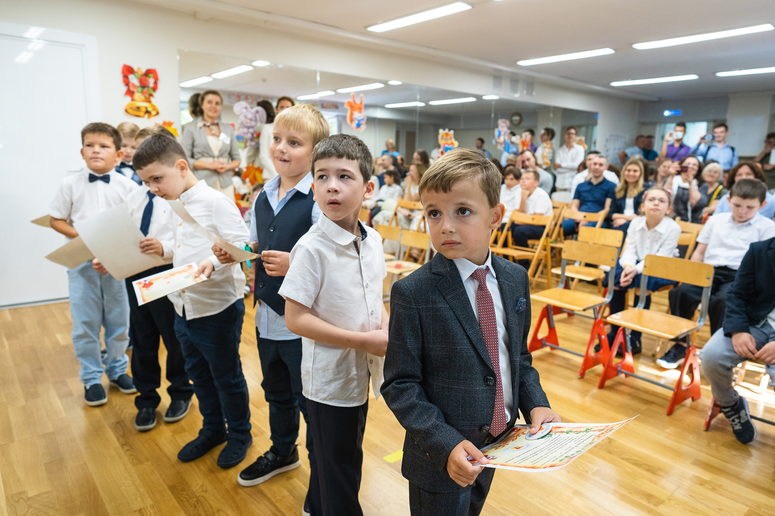 1 сентября праздник в школе ученики учителя гимназия частная школа первоклассники гимназисты фотосъемка в школе фотограф на детский праздник