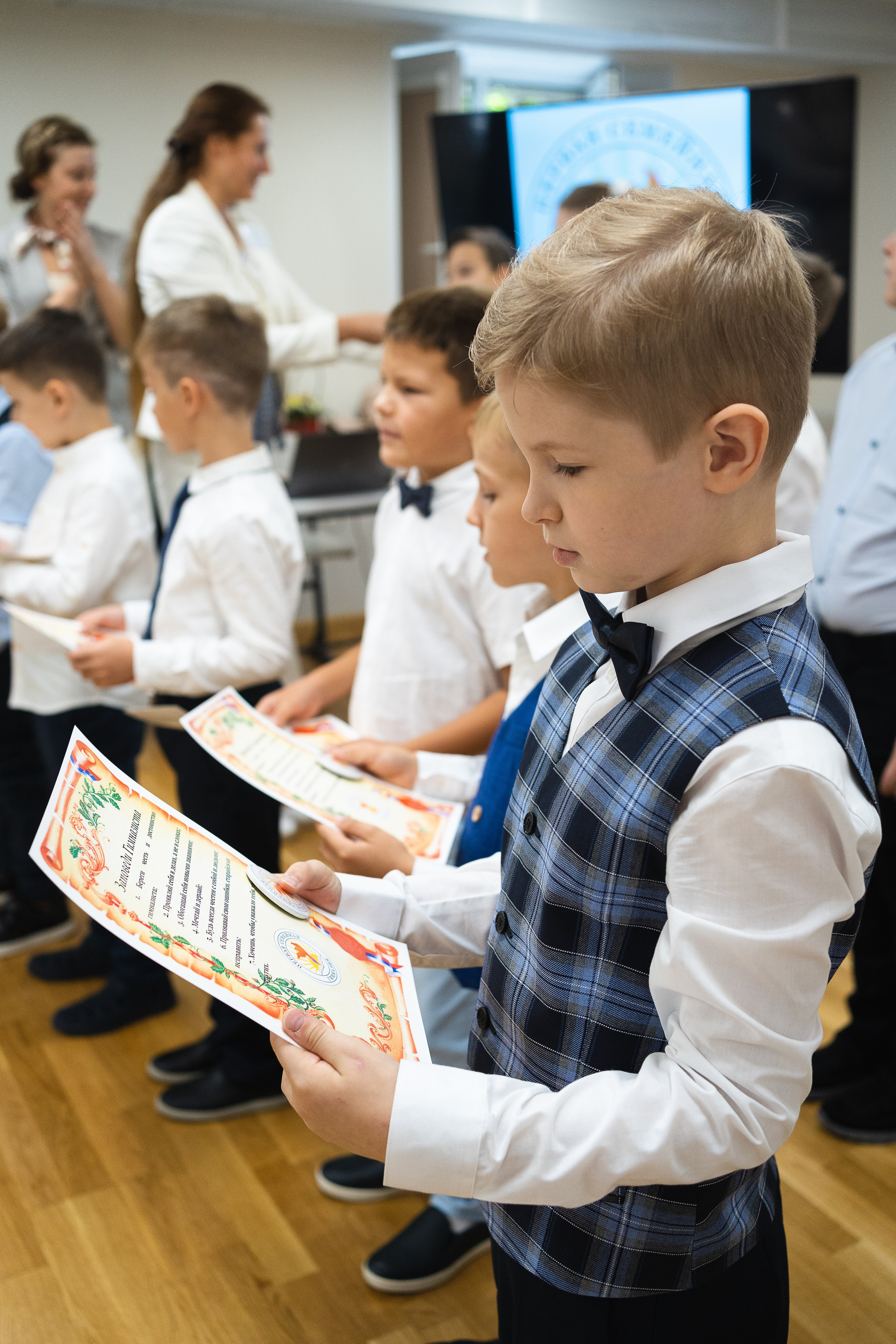 1 сентября праздник в школе ученики учителя гимназия частная школа первоклассники гимназисты фотосъемка в школе фотограф на детский праздник