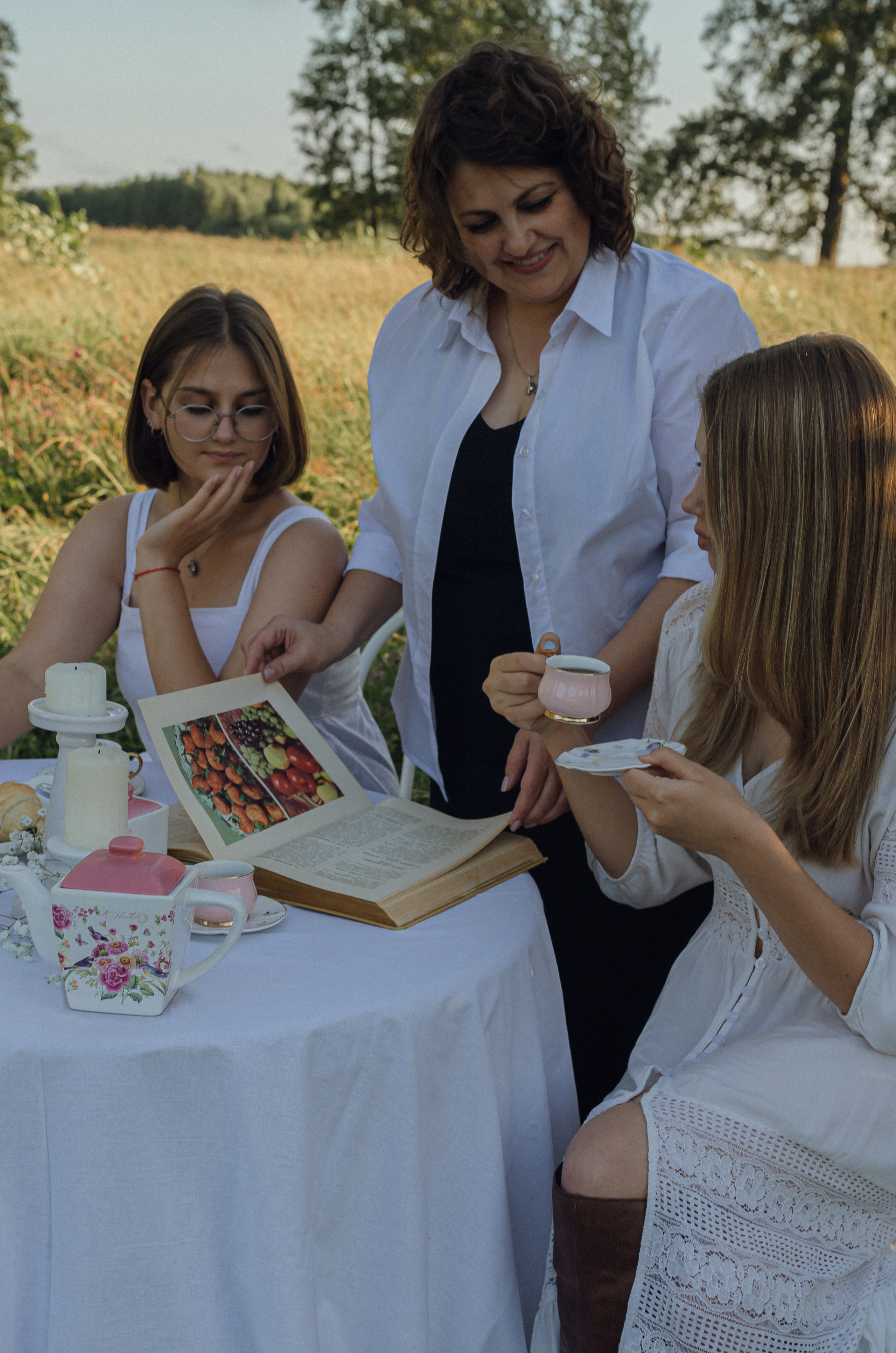 Мама и ее прекрасные дочери. Летняя съемка. Семейный фотограф в Барнауле Ирина Ястребова
