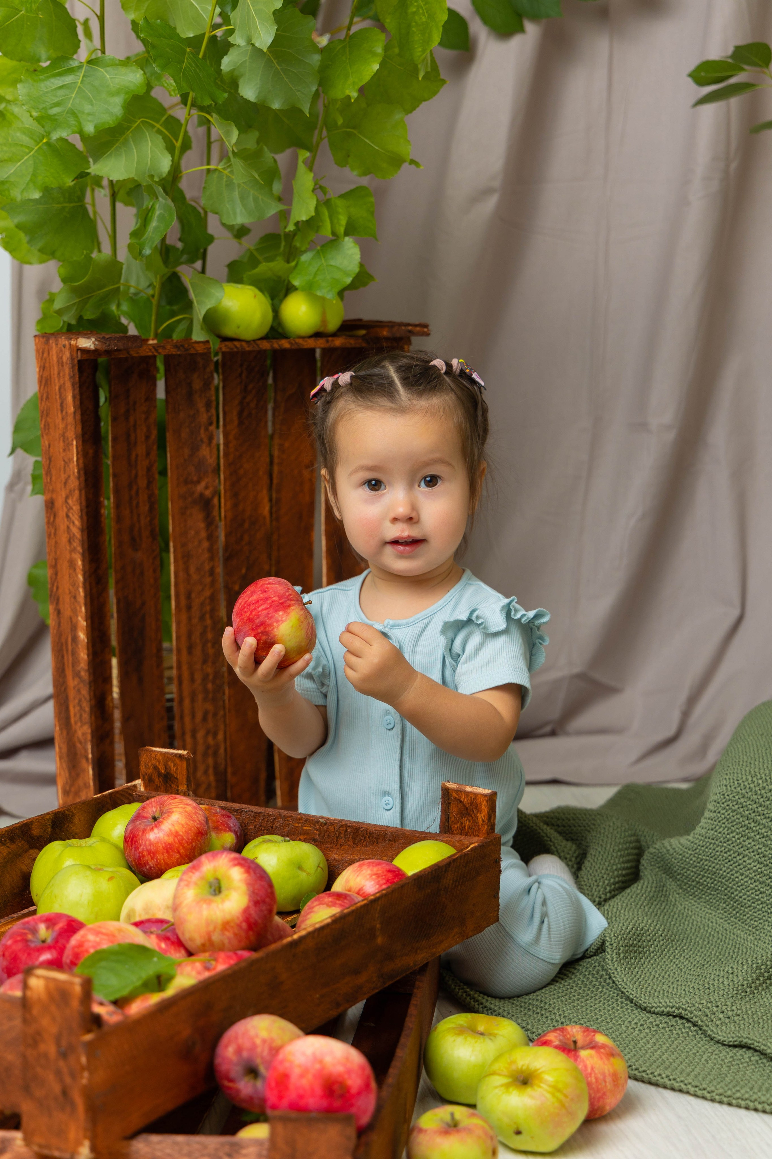 Фото зона с яблоками. Выпускные альбомы в Липецк