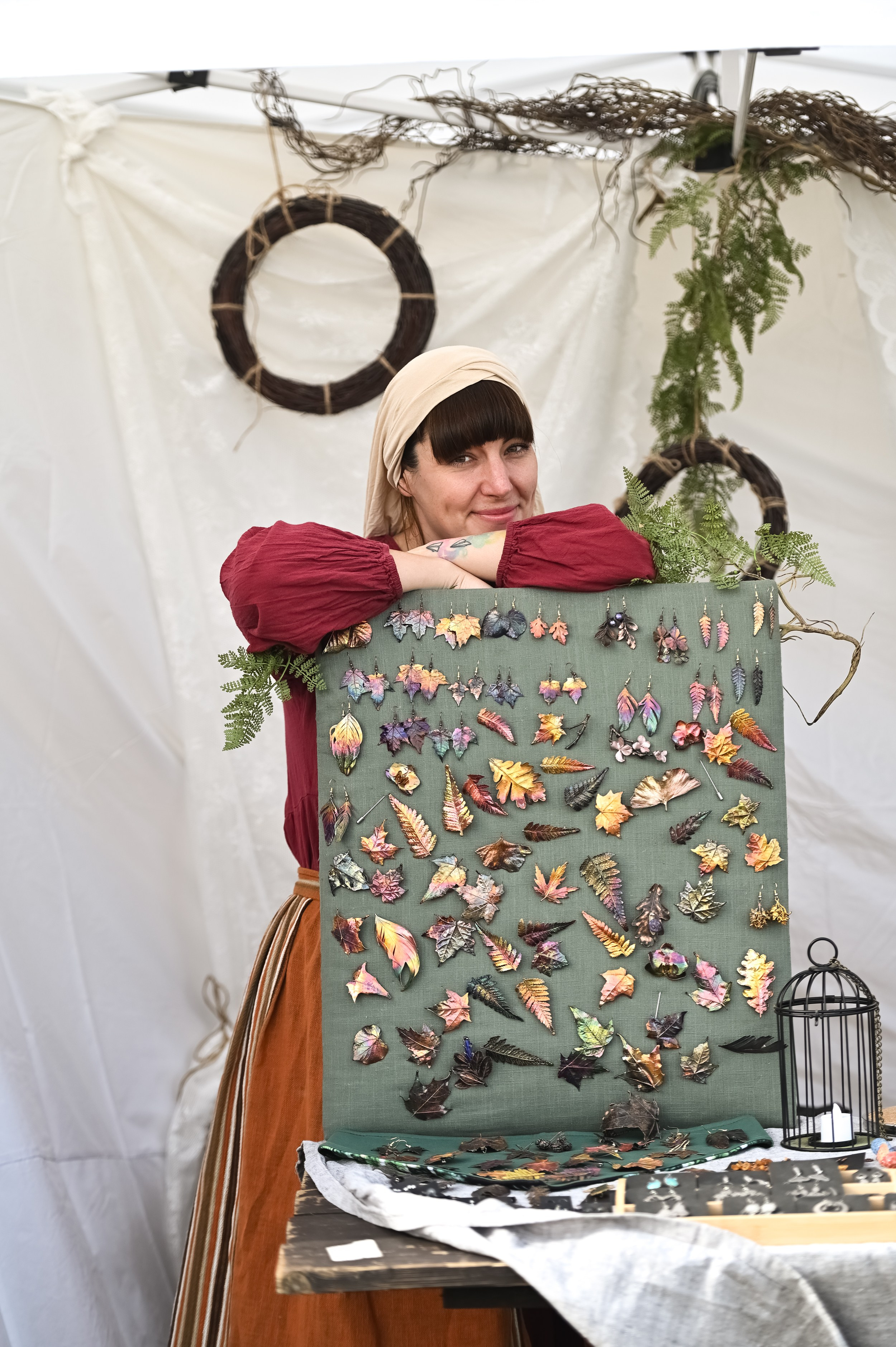 Торговец в антуражном костюме на фестивале средневекового боя в Болгаре