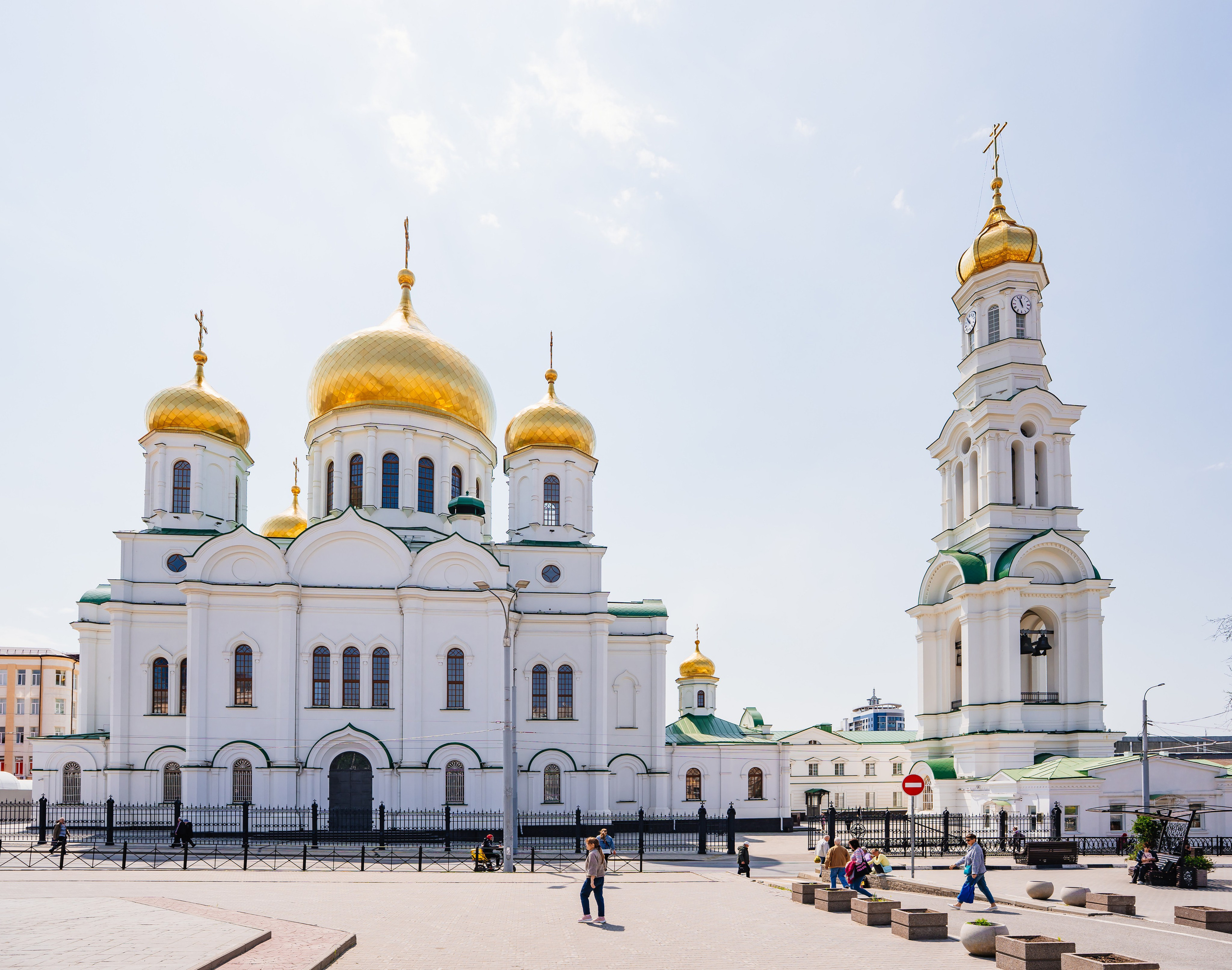 Кафедральный собор Рождества Пресвятой Богородицы в Ростове-на-Дону — один из главных православных храмов города и известная архитектурная достопримечательность юга России. Историческое здание с золотыми куполами и колокольней в центре Ростова-на-Дону 9.05.2026, фотограф Андрей Сайфутдинов
