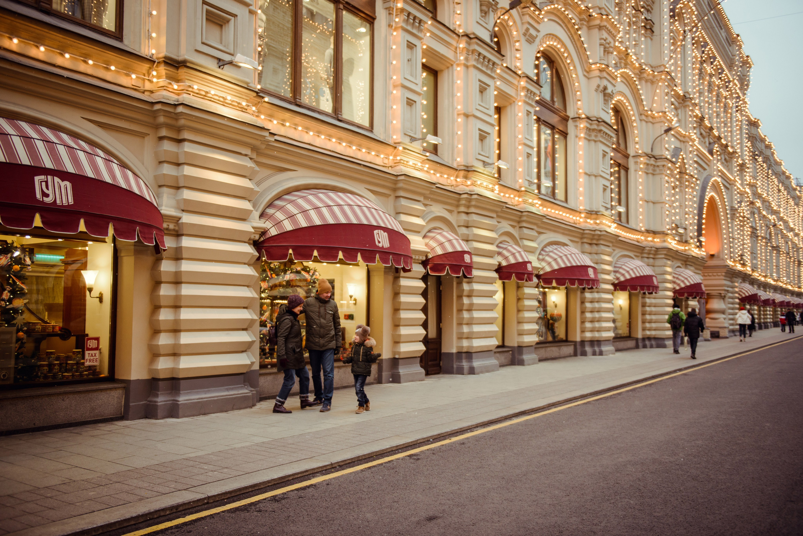 family photo shoot walking in the city. New Year Christmas photoshoot (Photographer in Edinburgh Elena Carruthers)