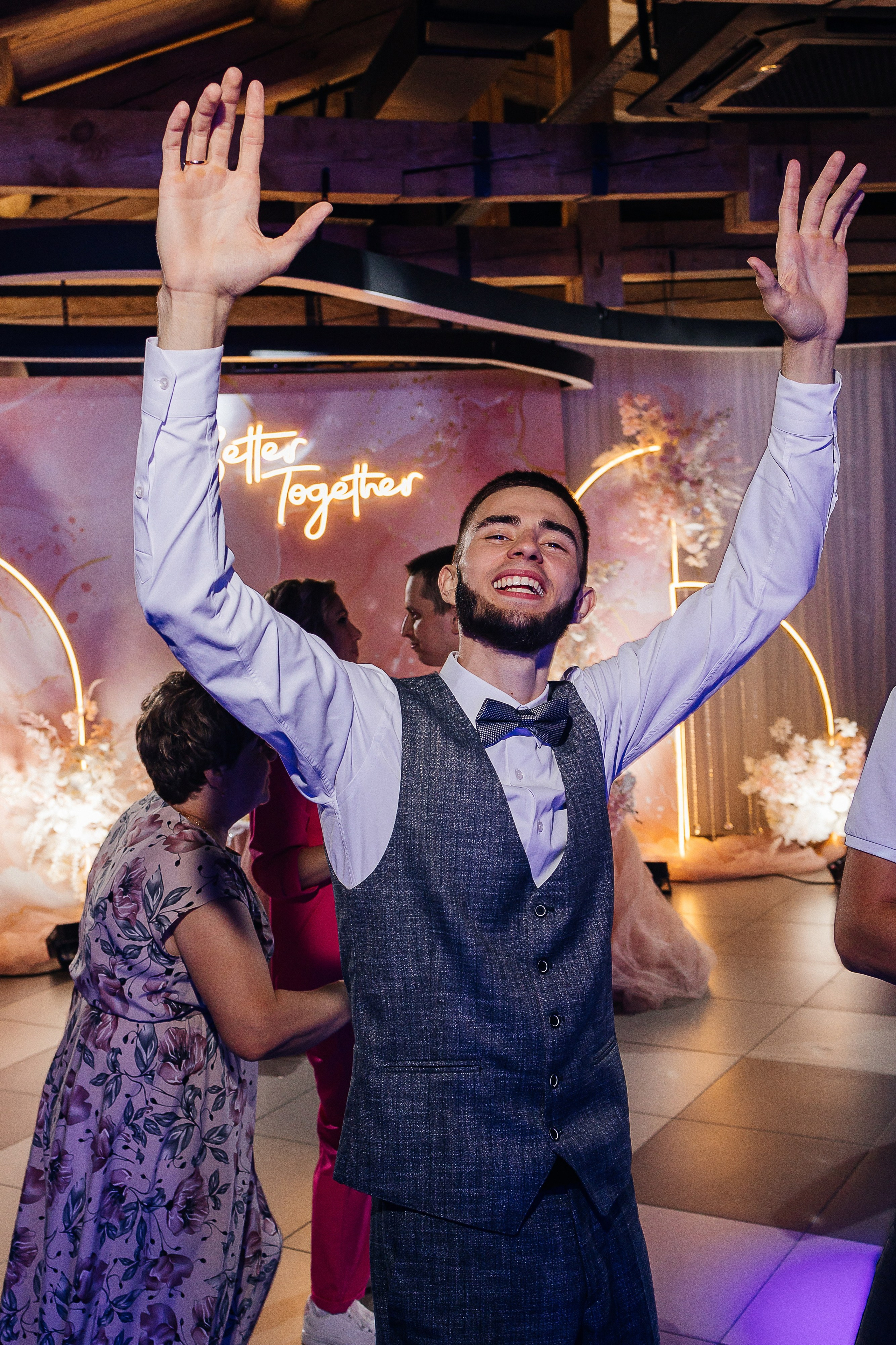 Чувственная первая встреча пары в отеле. Олег Сверчков | Свадебный фотограф Вологда