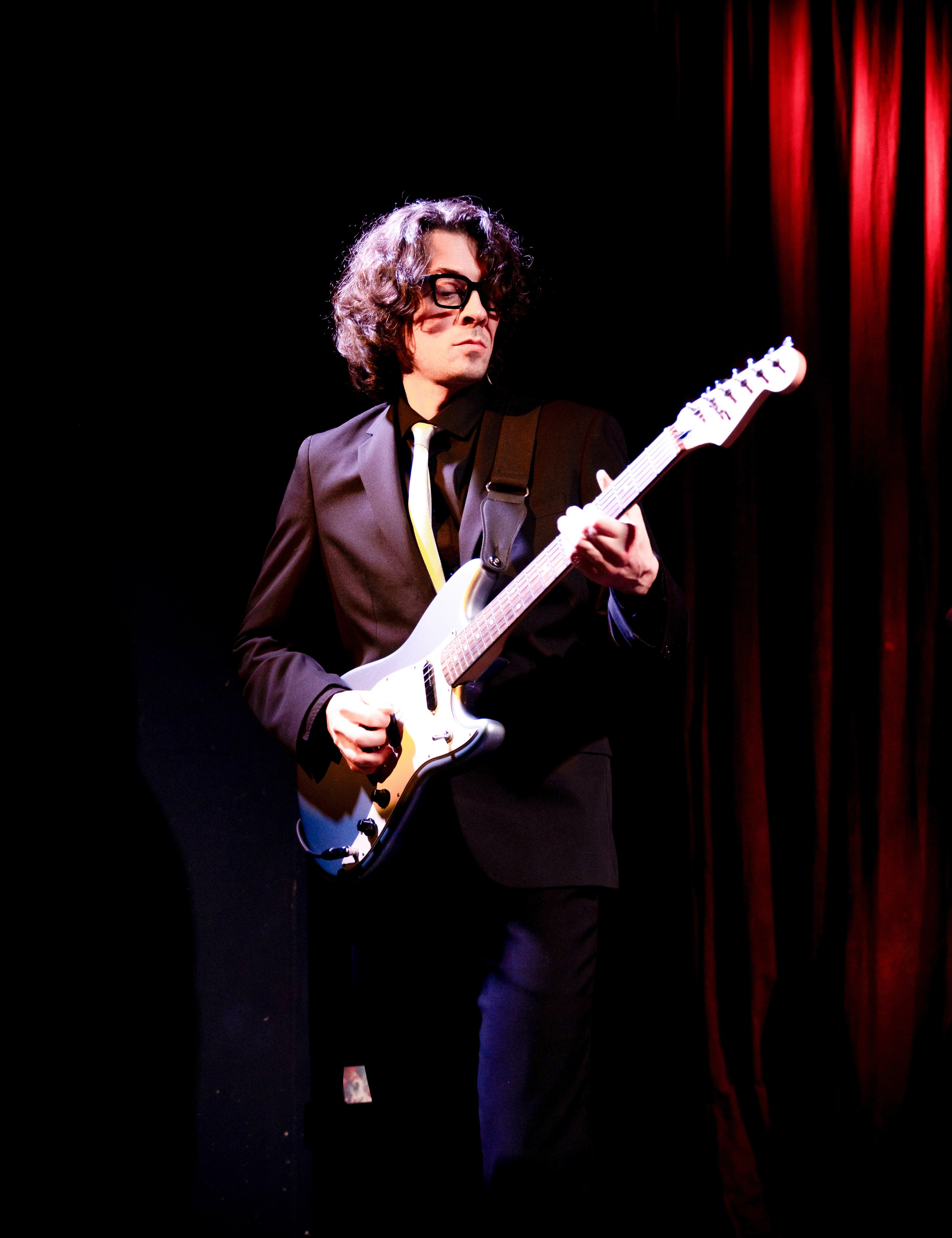 Бар Мачты. Радио сатурн. Концертная фотография гитариста на сцене в Санкт-Петербурге — артист в костюме с электрогитарой, живой репортаж от Евгения Мальцева.