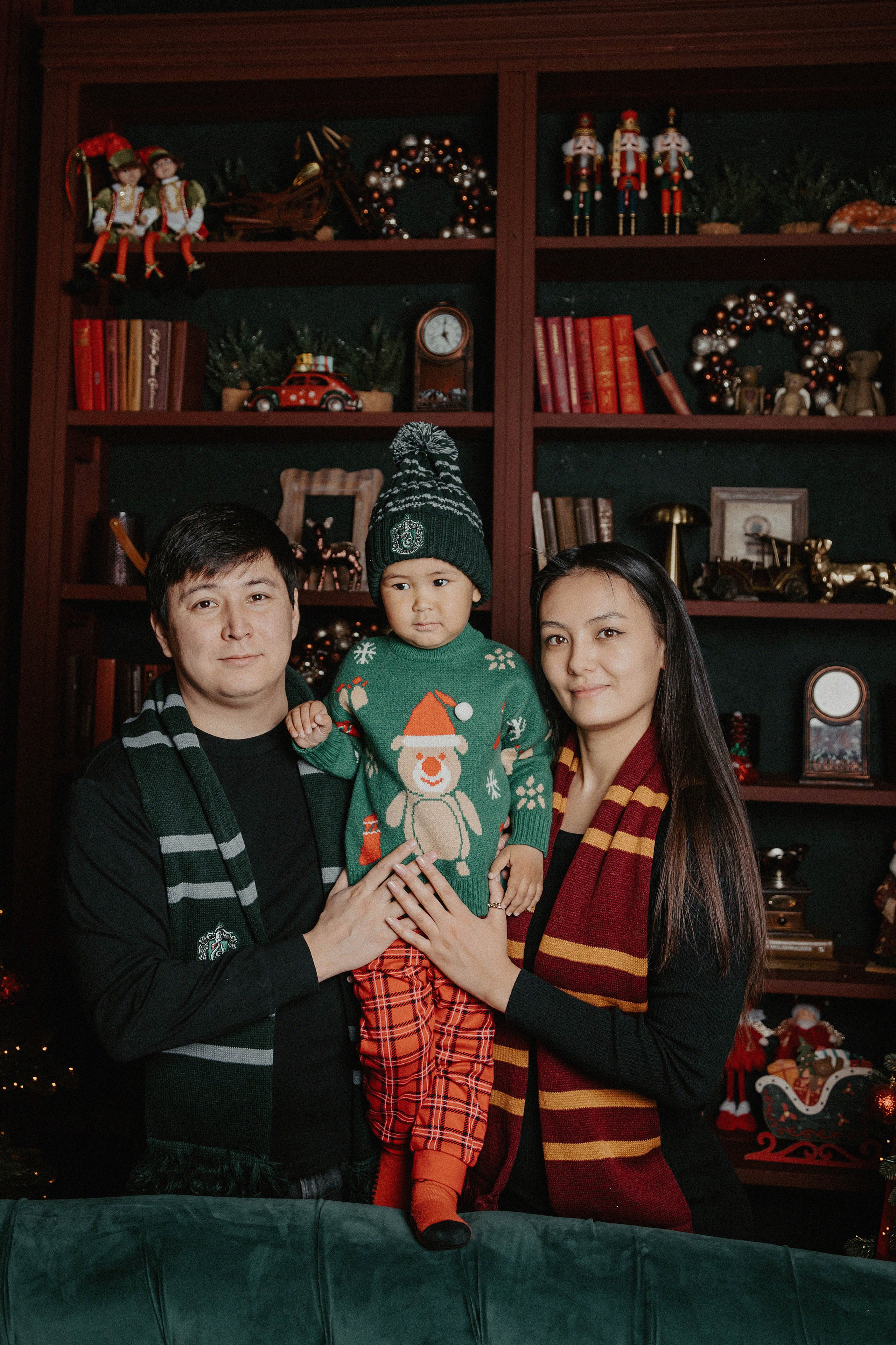 Семейная фотосессия Бахыт, Алем и Берика в фотостудии 2Stula. Свадебный, семейный и портретный фотограф в Алматы, Костанай