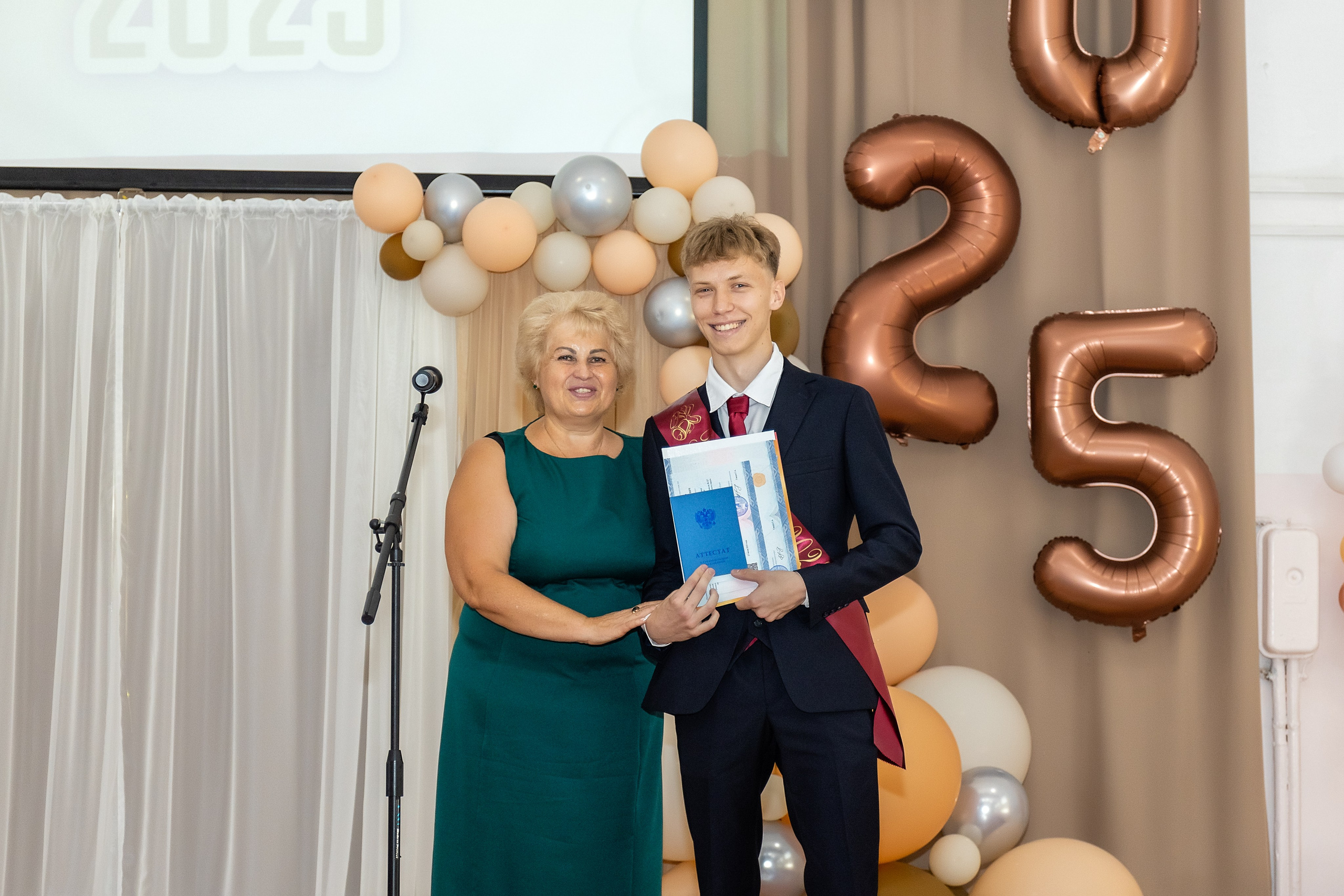 Выпускной. Школа 22, 11 класс. Стильный выпускной альбом Владивосток фотограф Вероника Мигачева