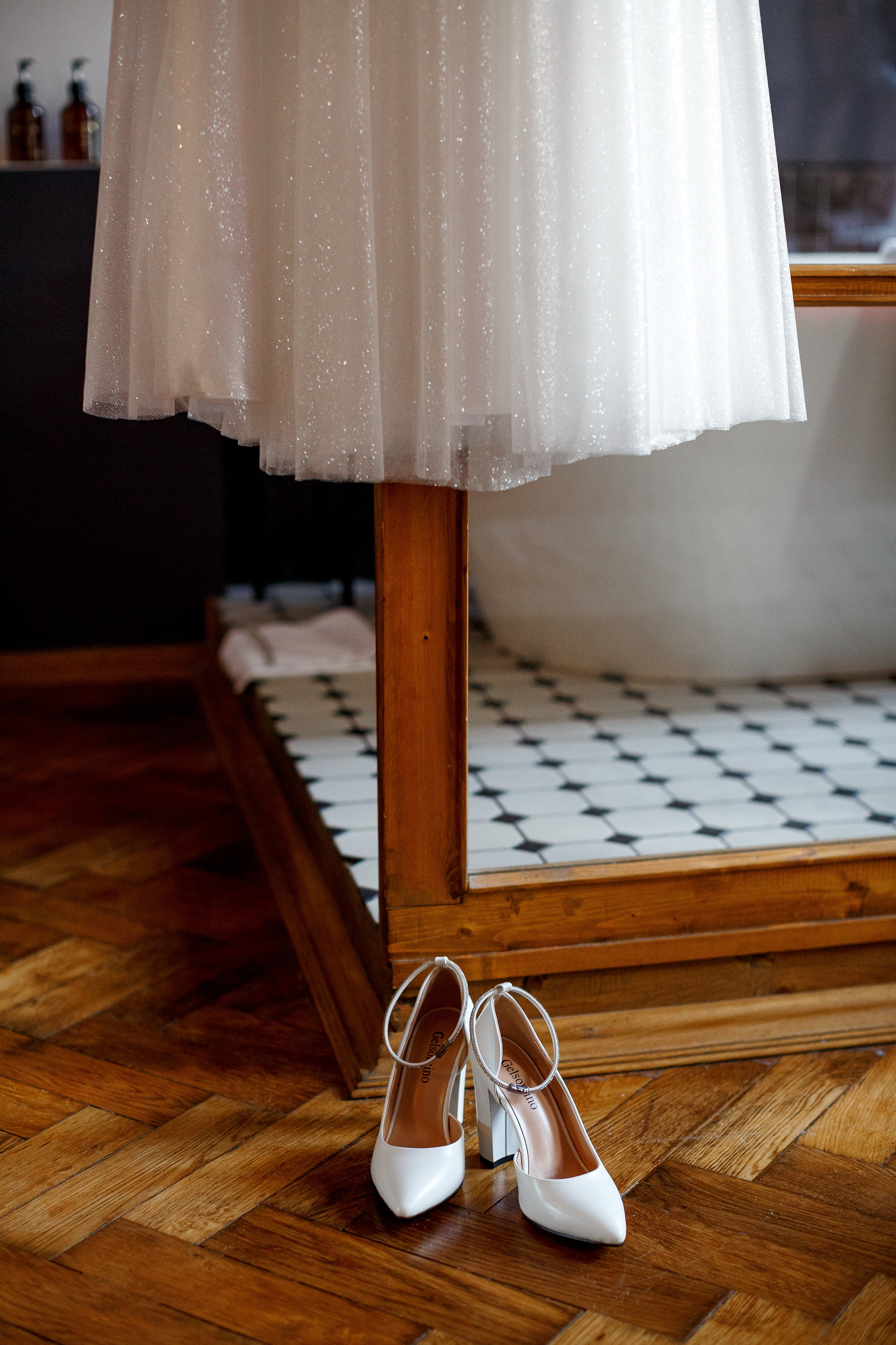 Сделать фото на свадьбу.