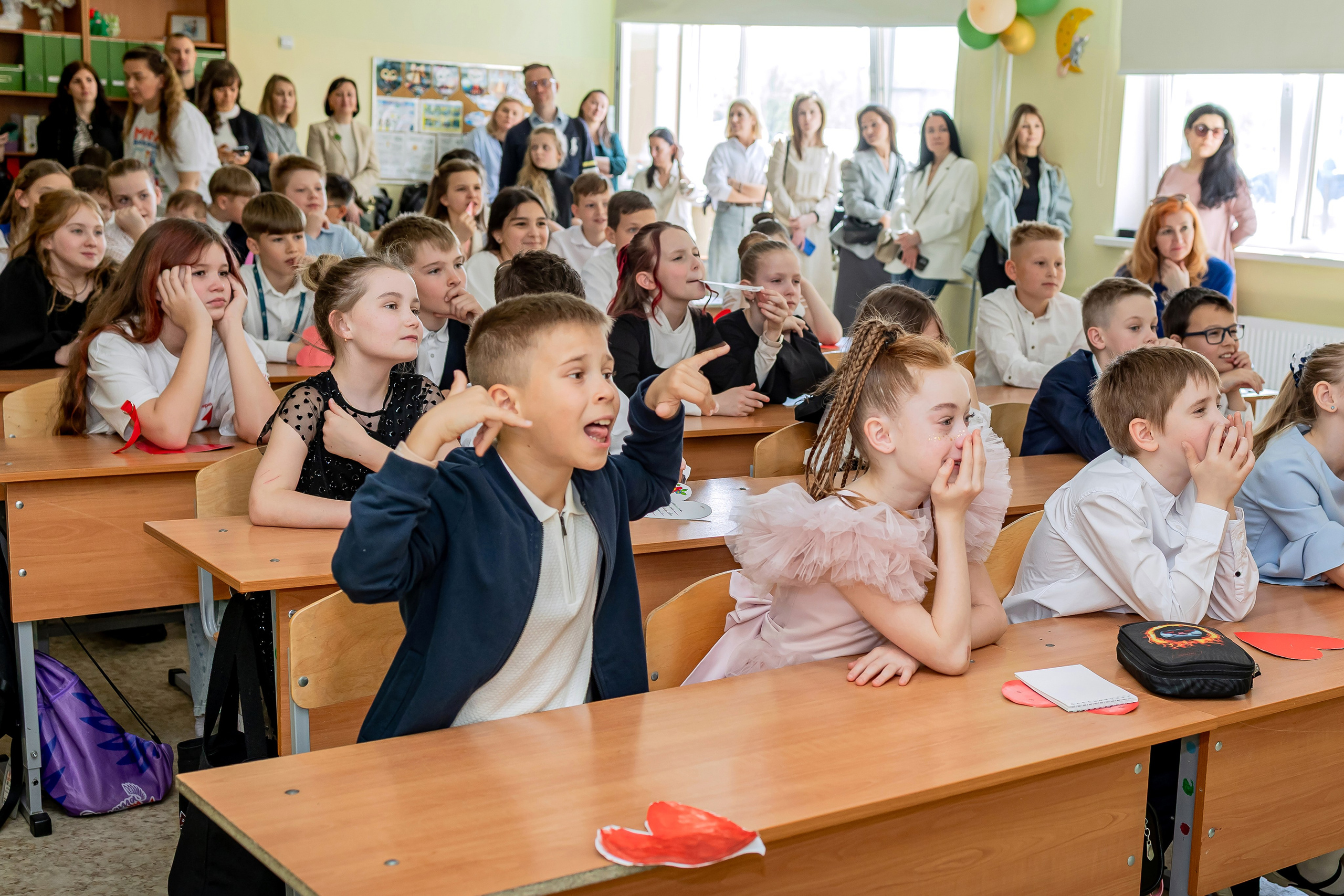 Выпускной в начальной школе в классе. Фотограф и видеограф Москва. Свадебный фотограф, видеограф. Выпускные альбомы. Оживающие альбомы