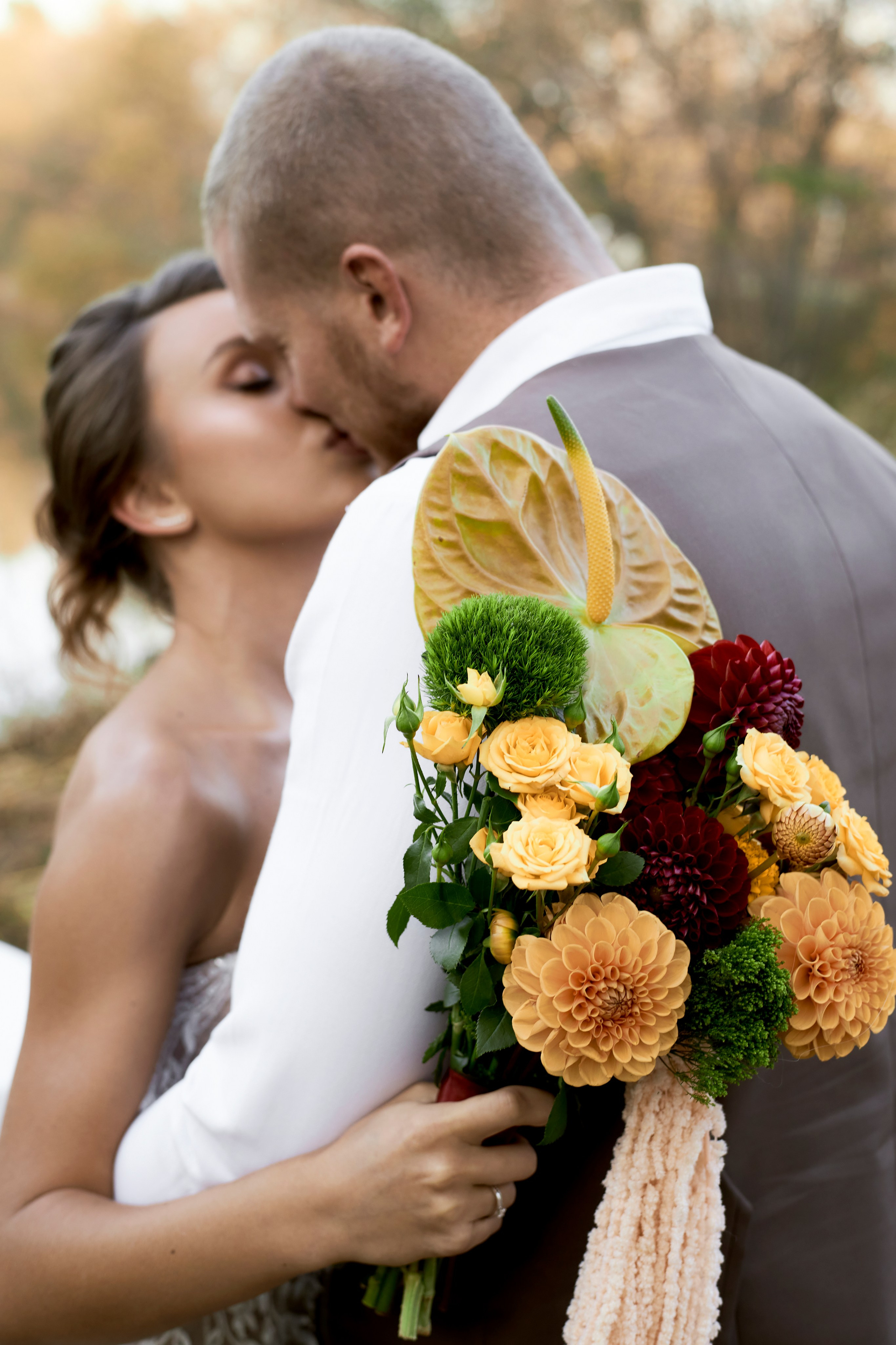 Нежные обьятья на закате во Владивостоке