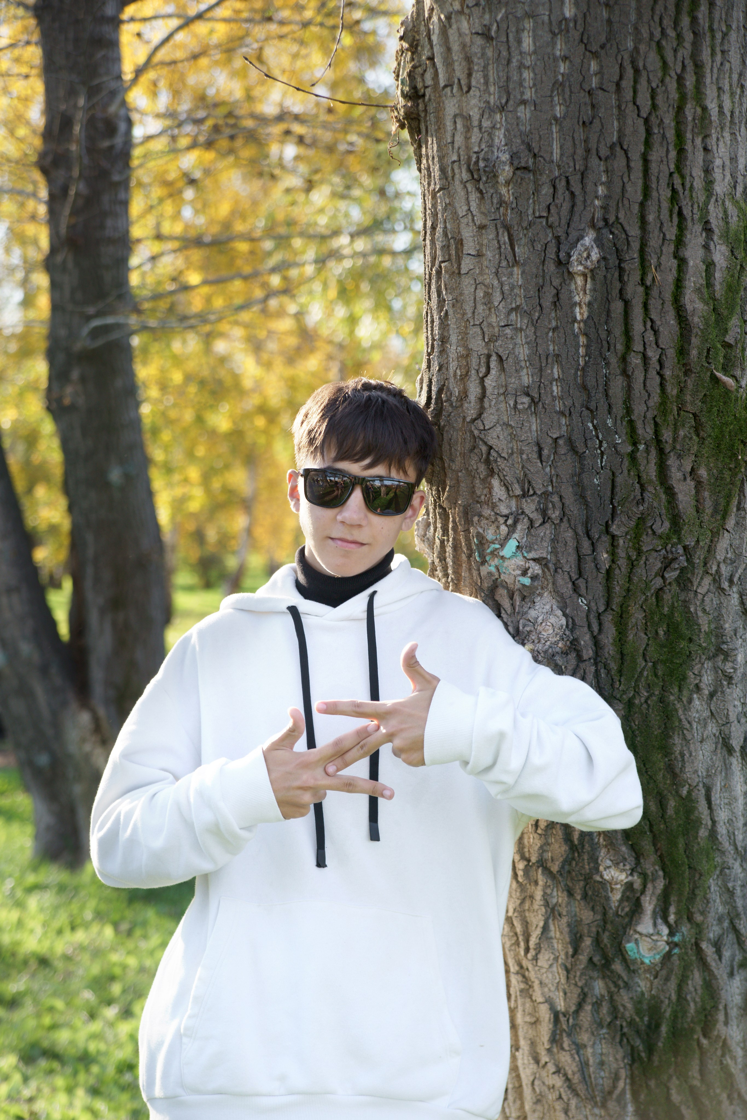 Выпускник старшей школы - осенняя сьемка - портрет у дерева