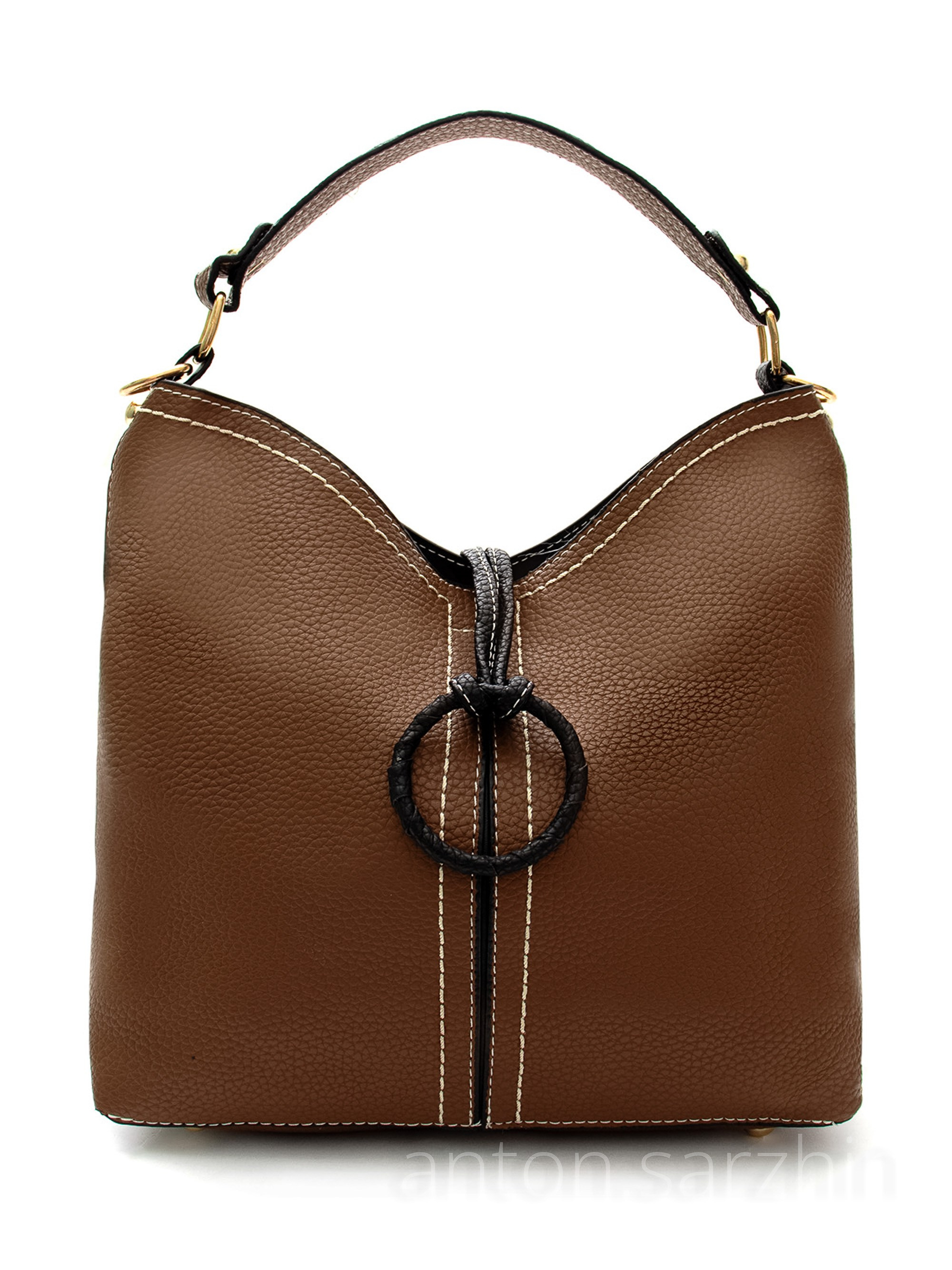 Предметная съемка женской сумки на белом фоне