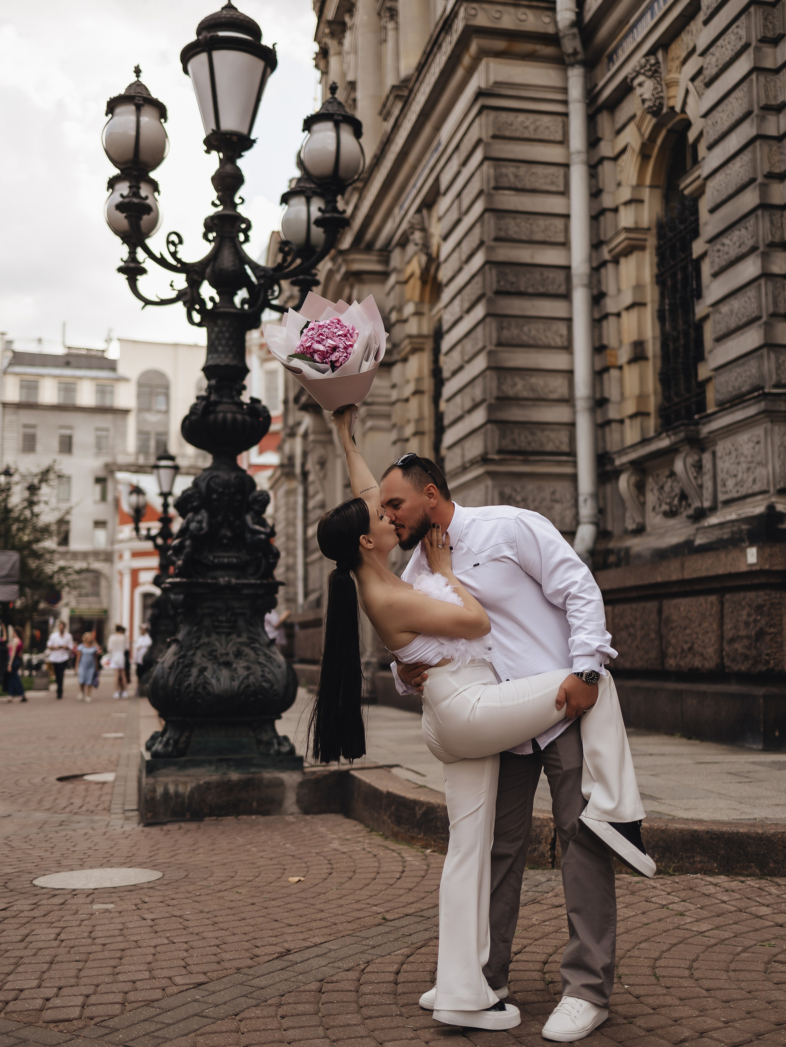 Свадебная съёмка в Летнем саду и у Академии Штиглица в СПб. Тенистые аллеи, мраморные скульптуры, парадная архитектура и виды на Фонтанку. Романтичные локации с цветущей сиренью на Марсовом поле в мае-июне