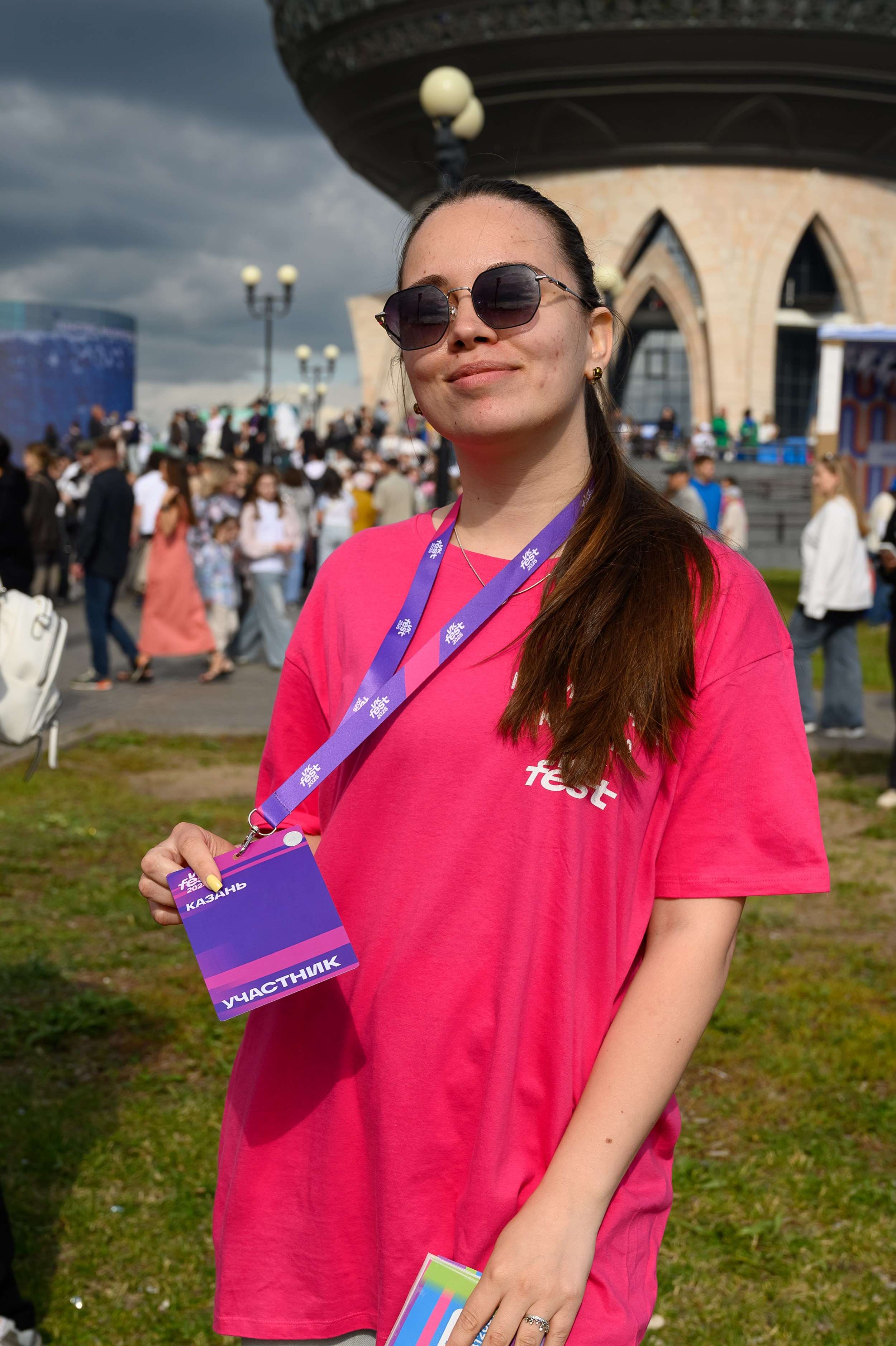 Работники стенда сообщества VK Fest в Казани в кадре репортажного фотографа Алексея Клейменова