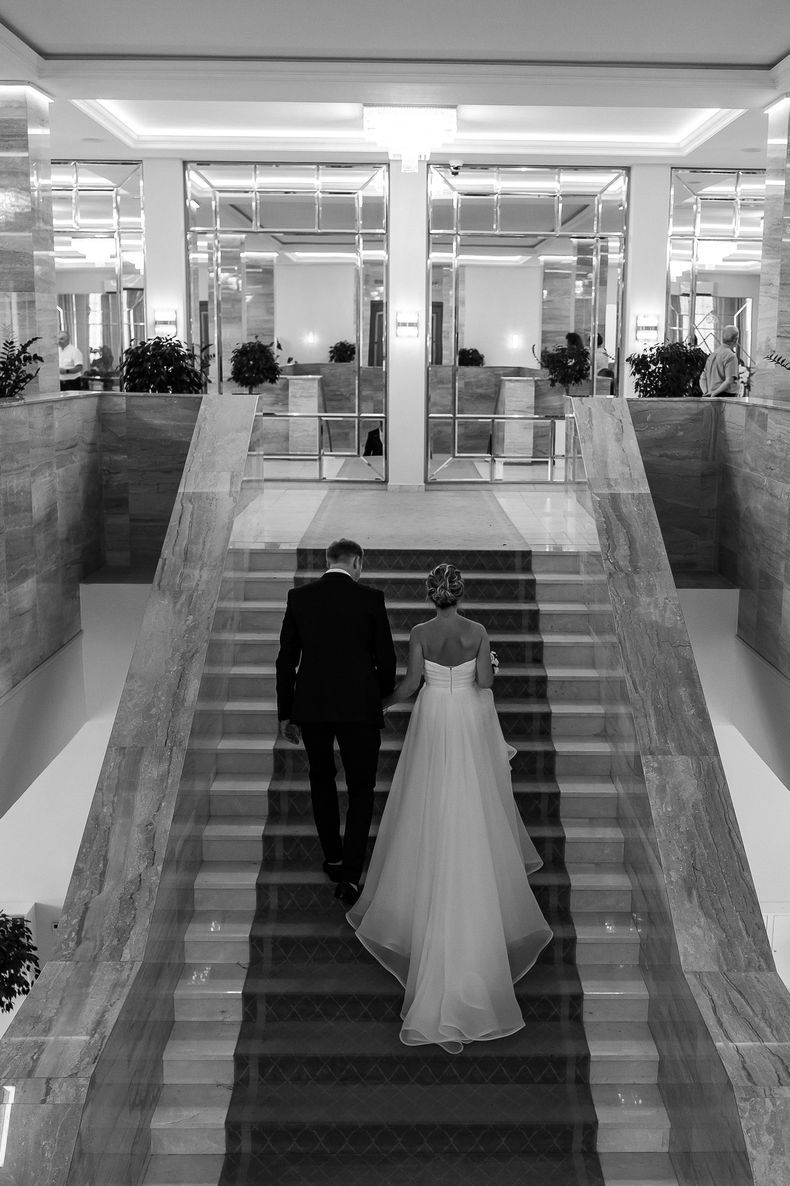 Фотосессия на лестнице во дворце бракосочетания №4