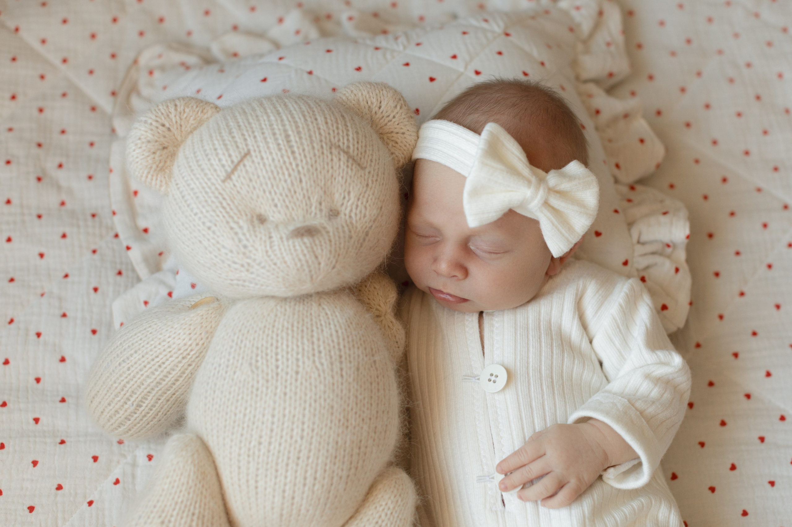 Домашняя фотосессия малыша до 14 дней, светлая палитра, натуральность