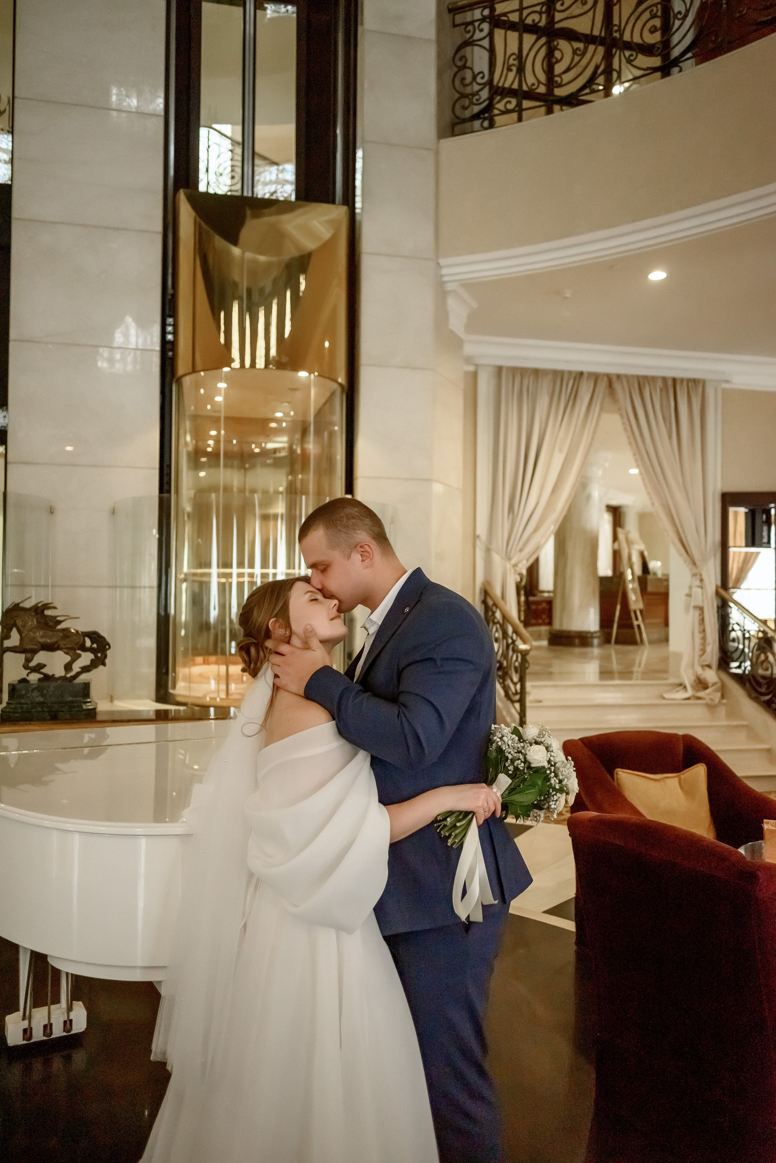 Свадебная прогулка в центе города. Юлия Басня семейный и свадебный фотограф в Донецке