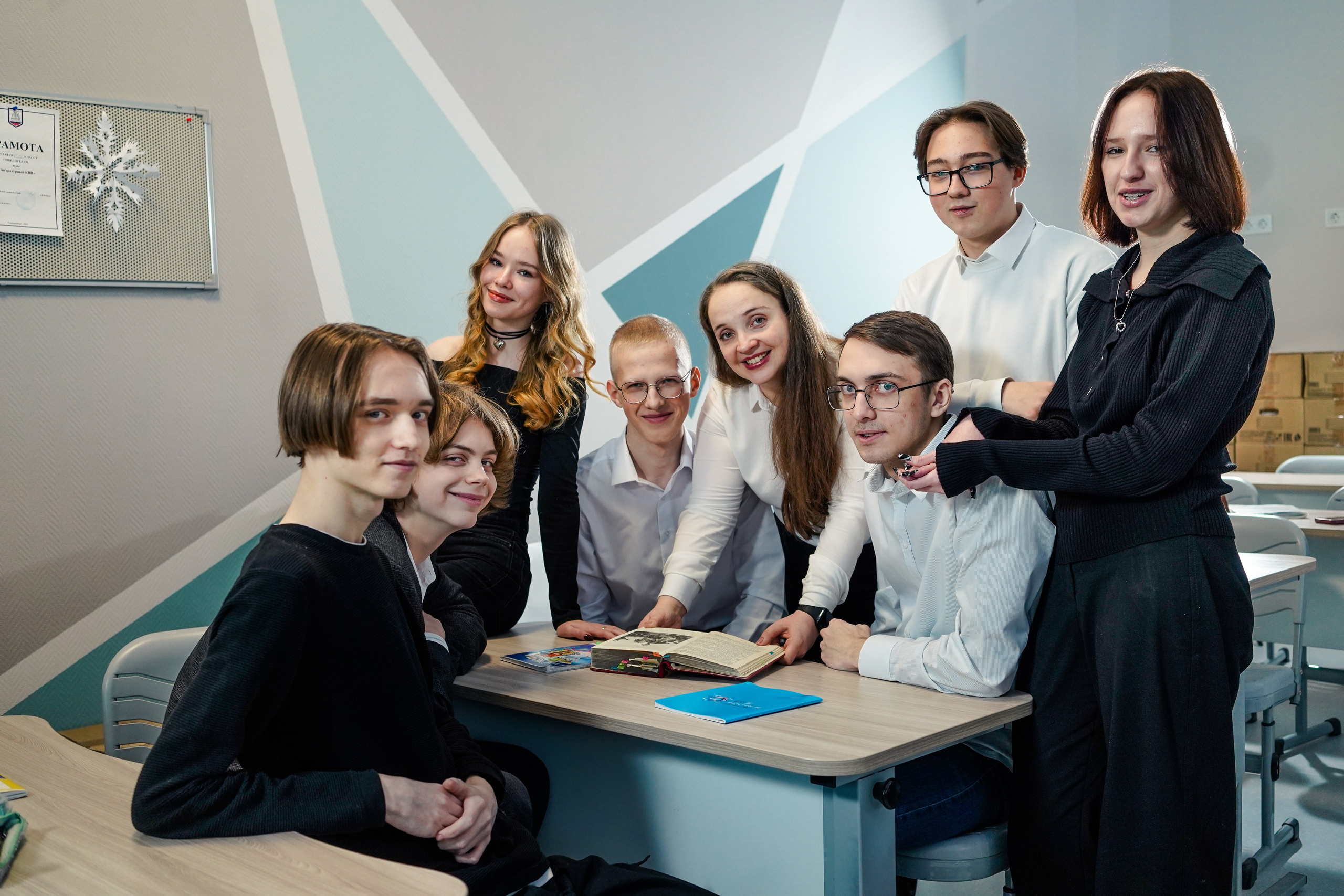 Выпускные альбомы 11 класс Гимназия 40, выпуск 2024. Семейный и портретный фотограф в Екатеринбурге Анна Лобанова