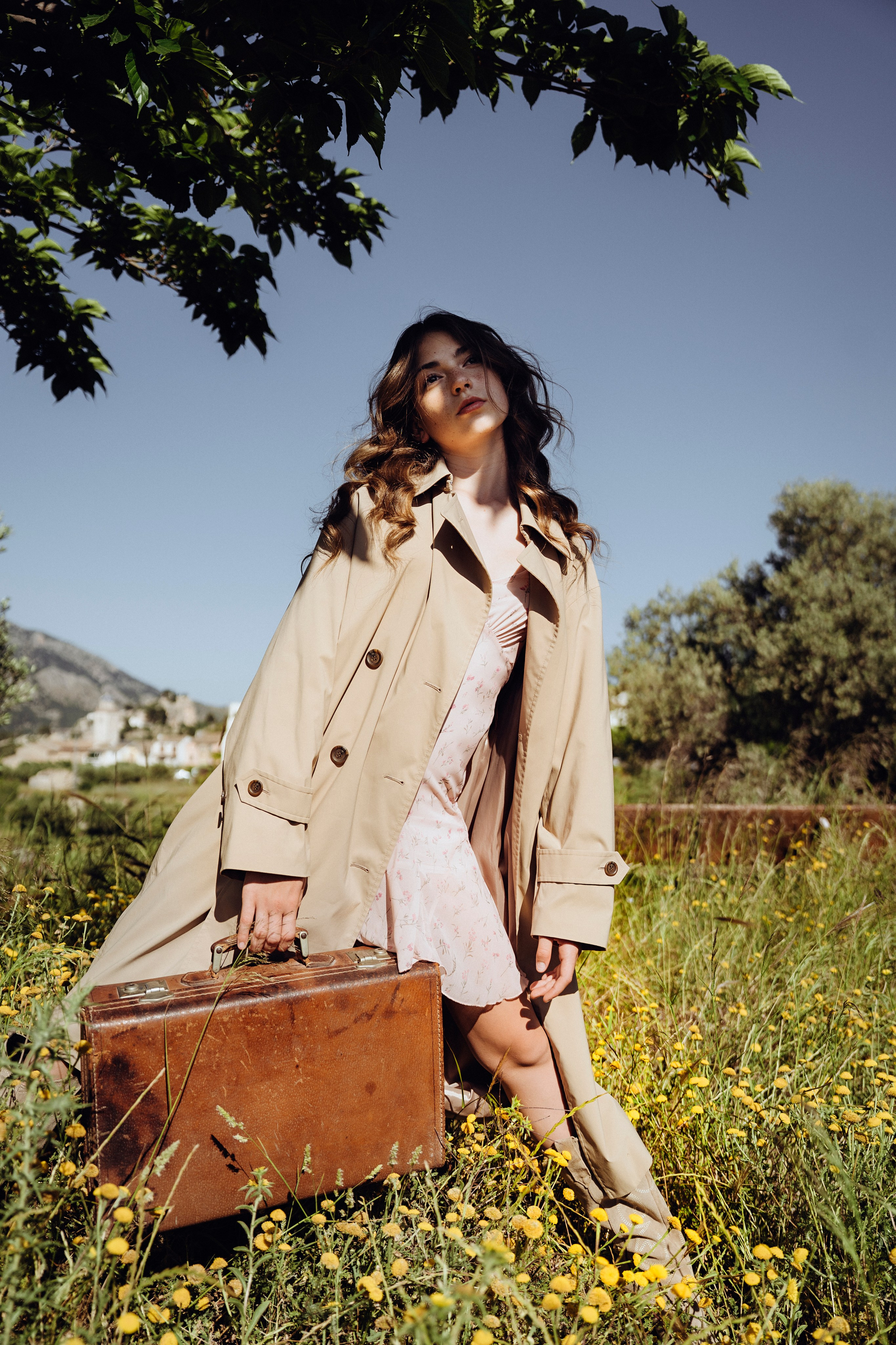 фото девушки ретро фотосессия с чемоданом на природе