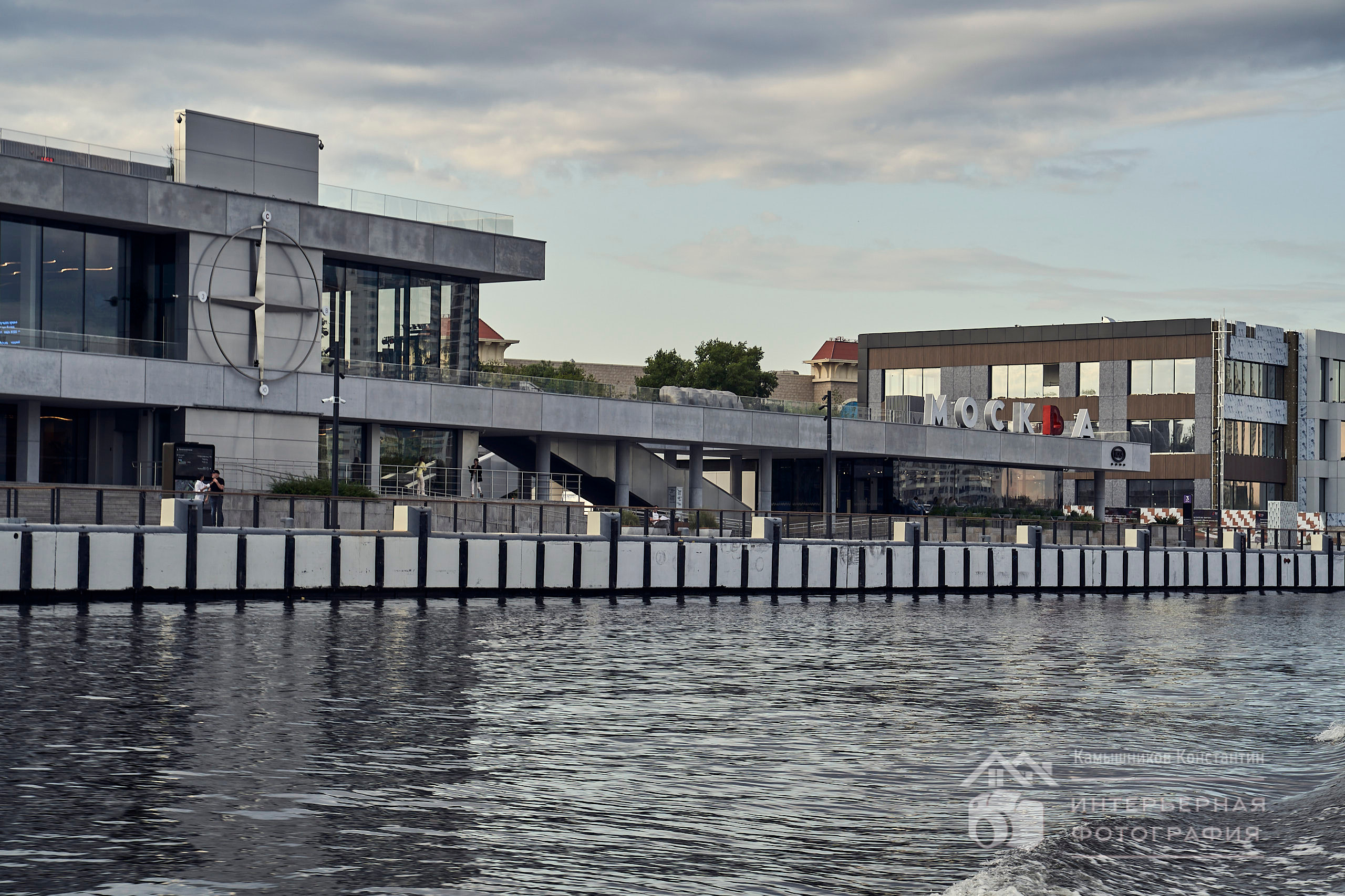 Архитектурная фотография обновленного Южного речного вокзала, снятое с Москвы-реки