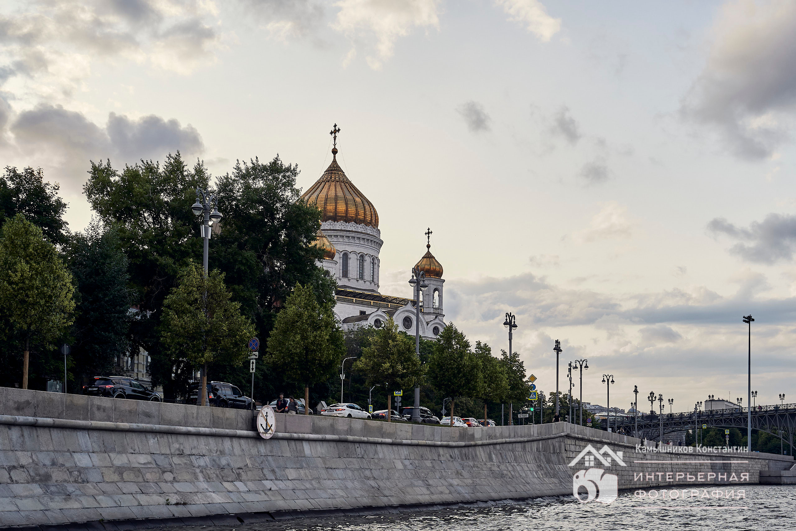 Архитектурная фотография: Храм Христа Спасителя спрятался в молодой листве