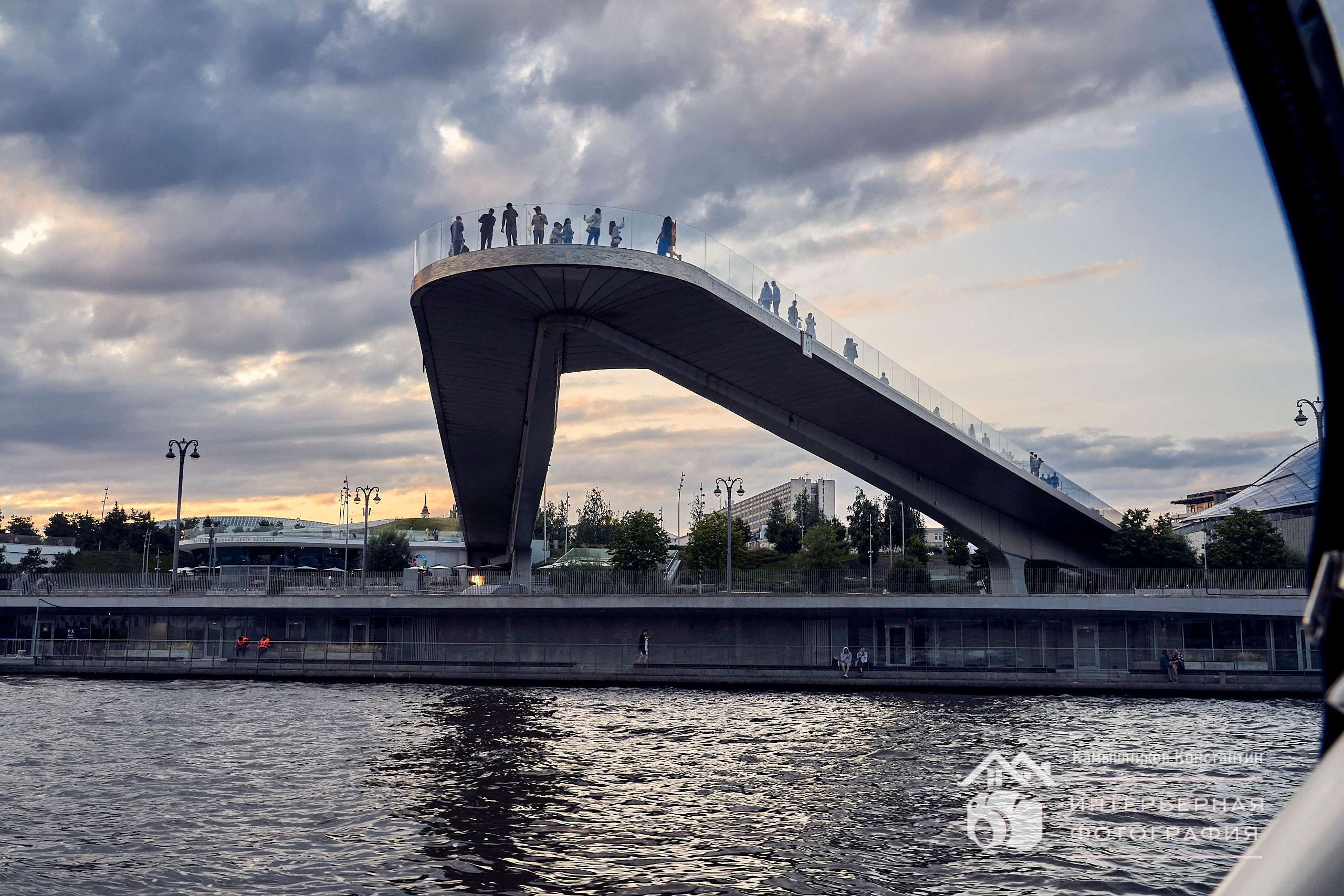 Архитектурная фотография, сделанная практически в "синий" час. Парк Зарядье, парящий мост, вид с реки на закате