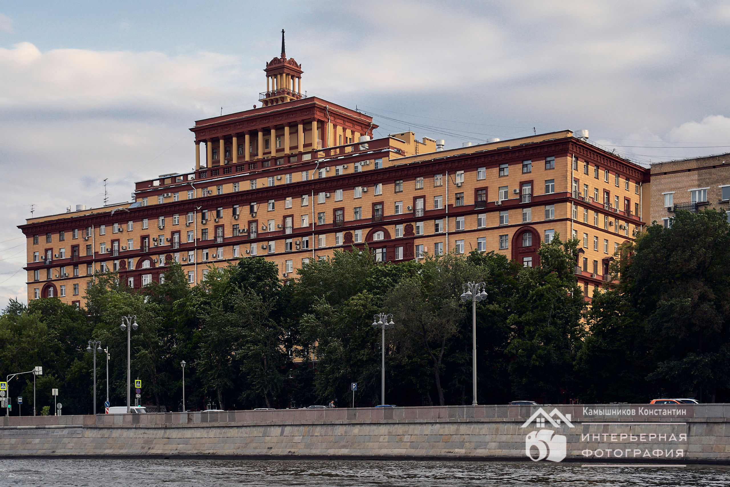Архитектурная фотосъемка знакового жилого дома Электродного завода в Замоскворечье на фоне гаснущего закатного неба