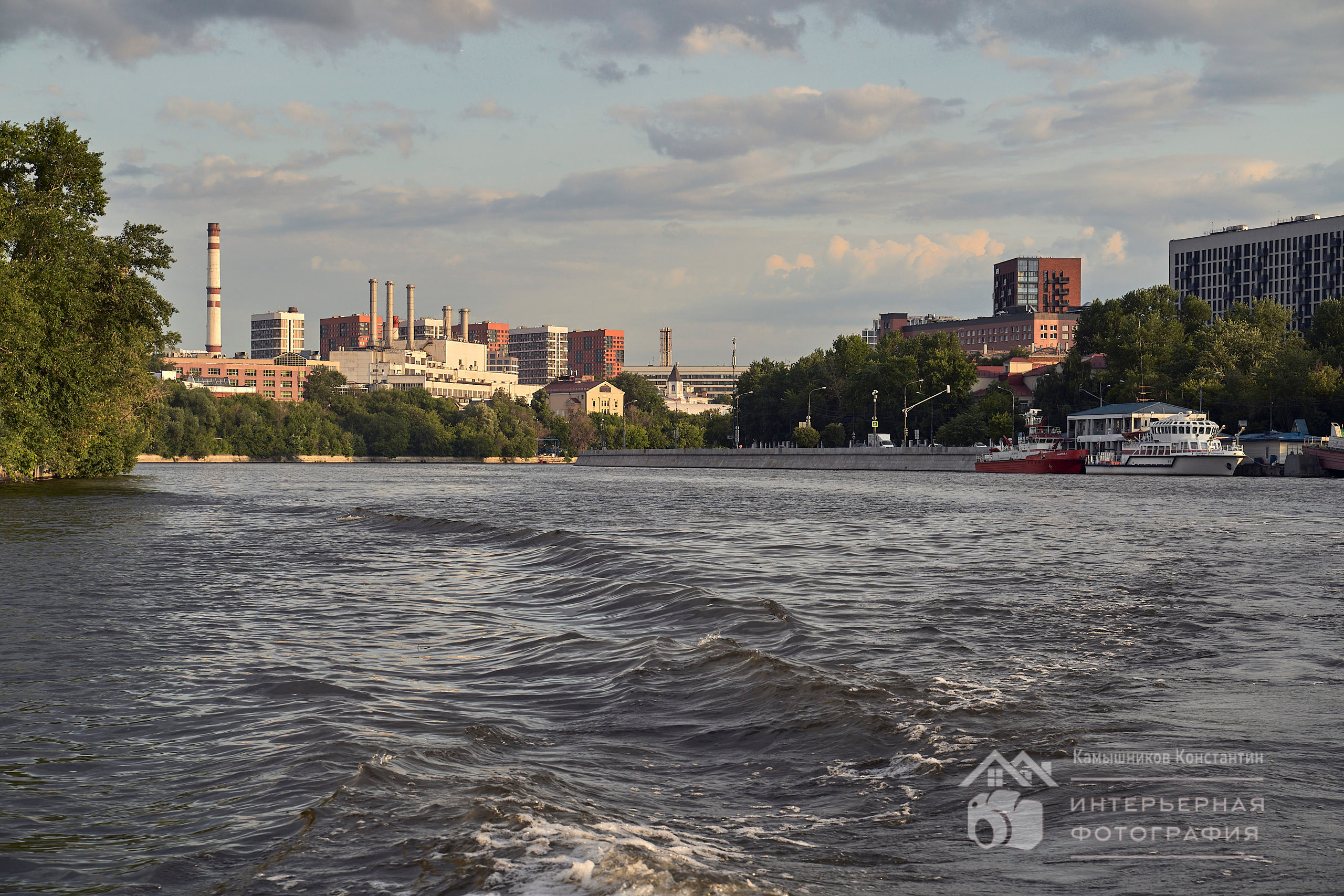 Архитектурное фото городского пейзажа на закате с середины реки