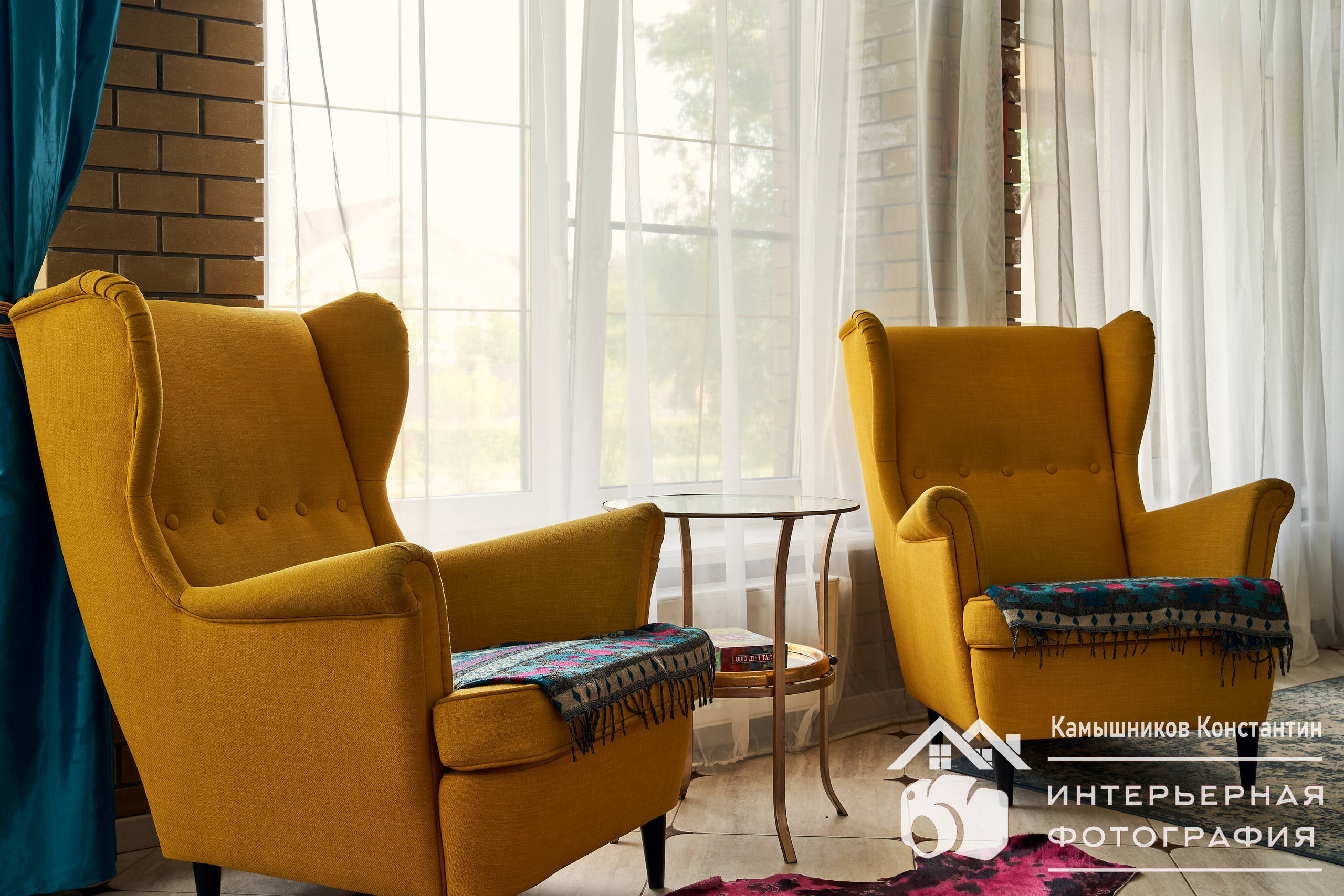 Интерьерная съемка: Прекрасная фотография красивой гостиной в загородном доме