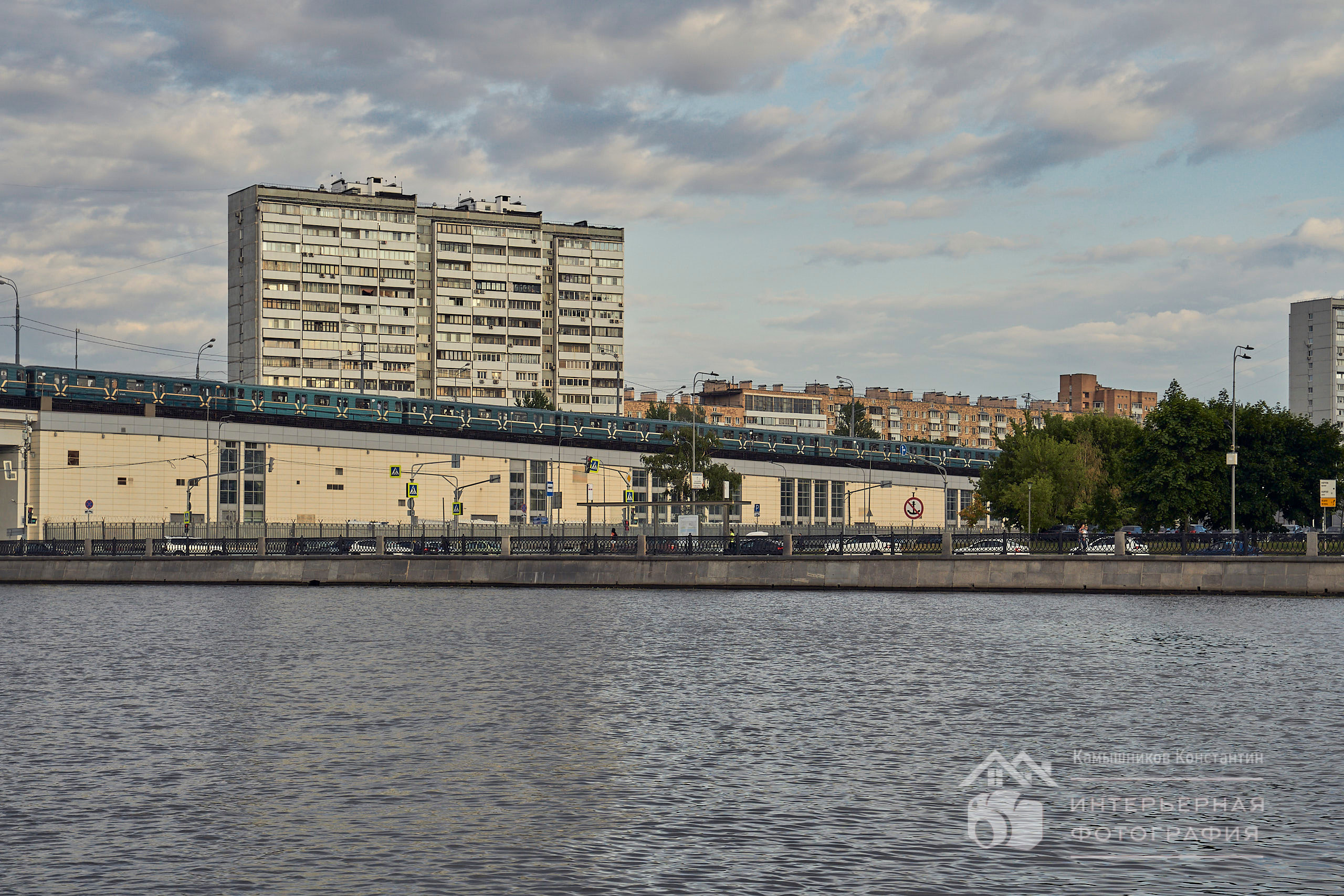 Архитектурная съемка с Москвы-реки метромоста с проходящим поездом метро, акцент - 3 советских башни