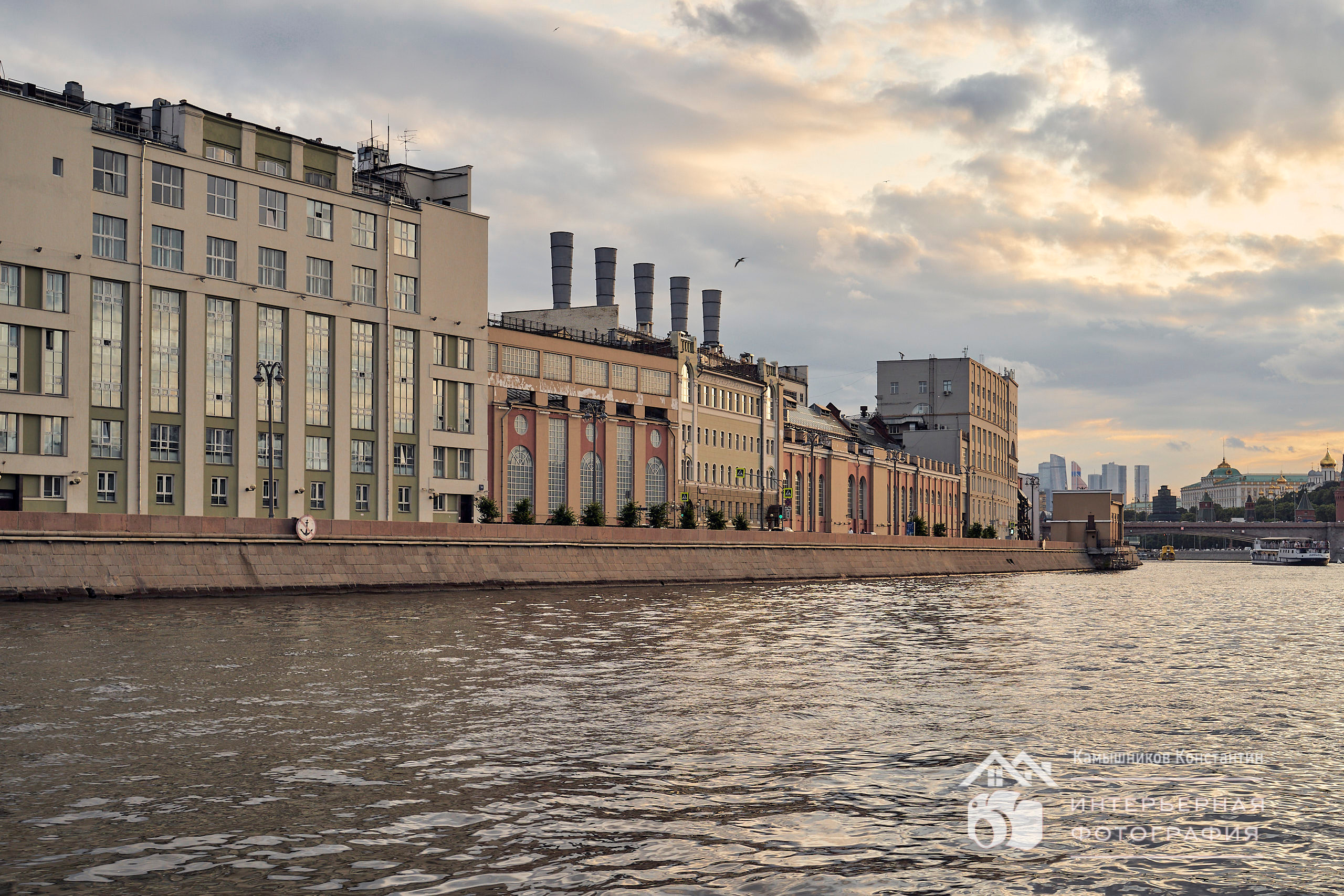 Архитектурная фотография исторических строений ГЭС-1 на берегу Москвы-реки