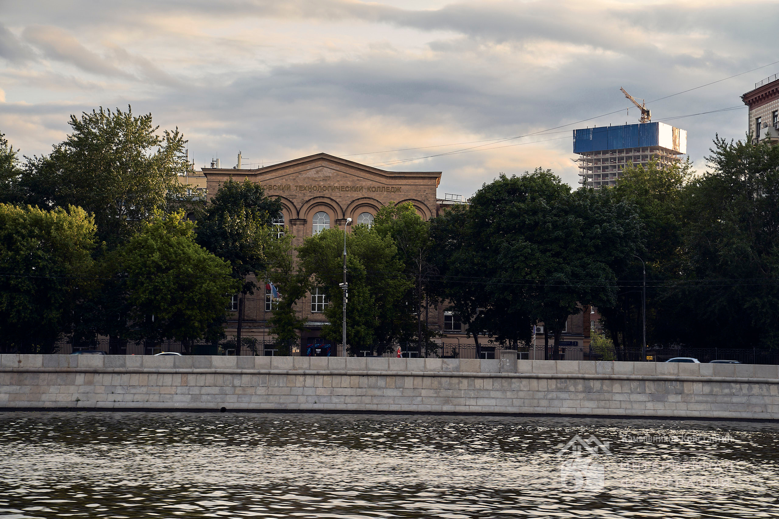 Архитектурная фотография Московского технологического колледжа с воды