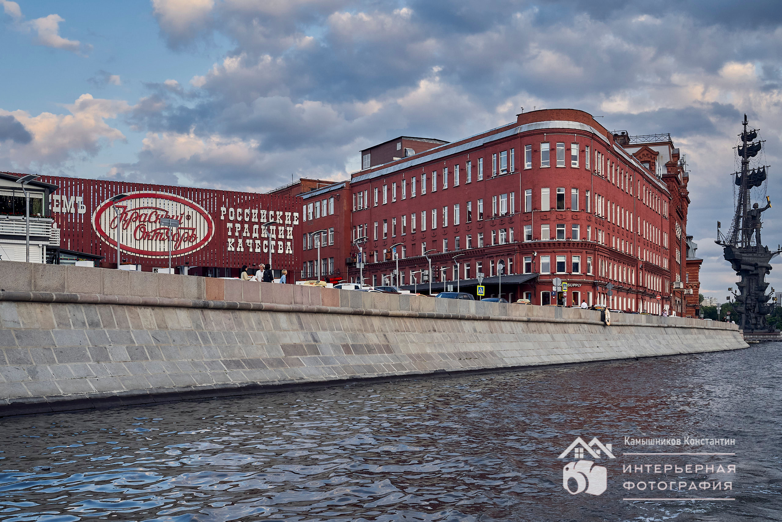 Архитектурное фото: Красный Октябрь и Петр Первый в одном кадре