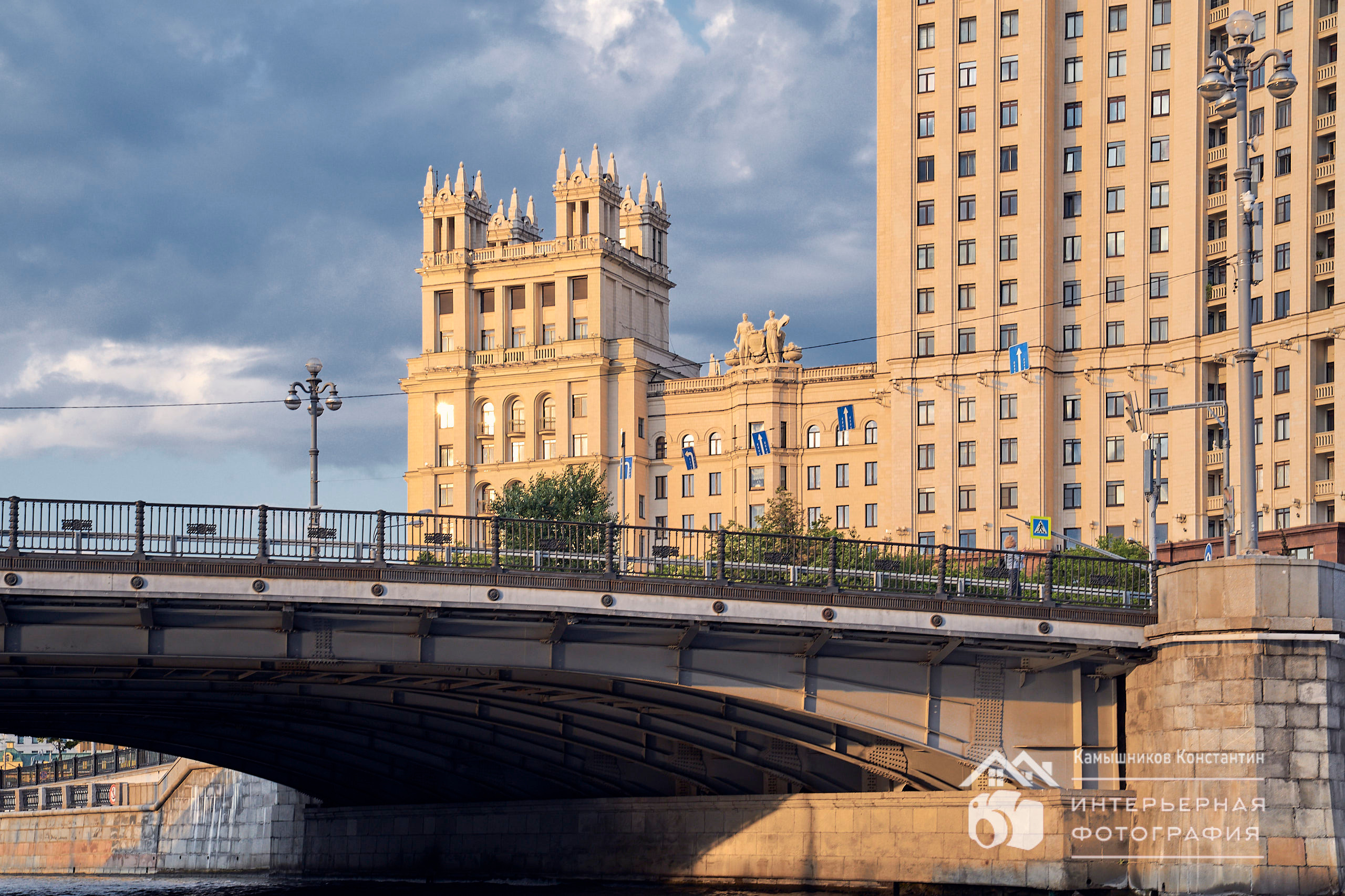 Архитектурная фотография с реки знаменитой высотки на Котельнической набережной