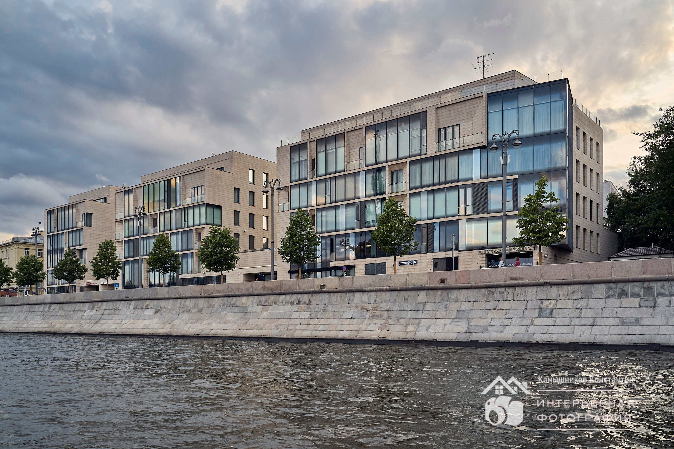 Архитектурное фото ЖК "Баркли Плаза" с вод Москвы-реки