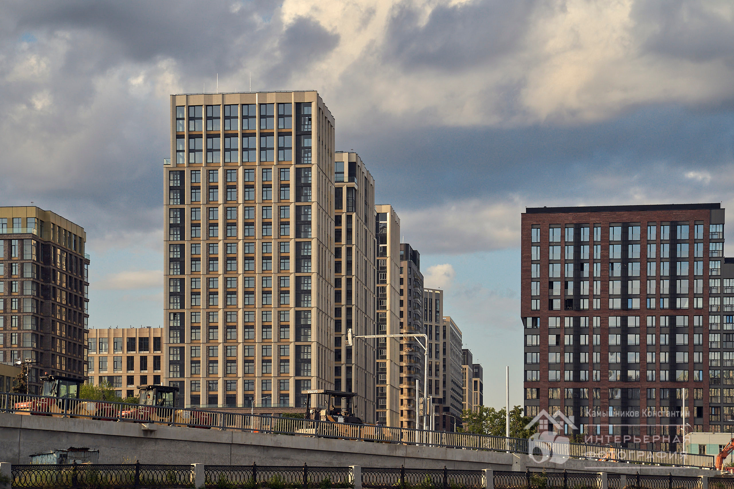 Архитектурная съемка шеренги жилых башен на юге Москвы с реки