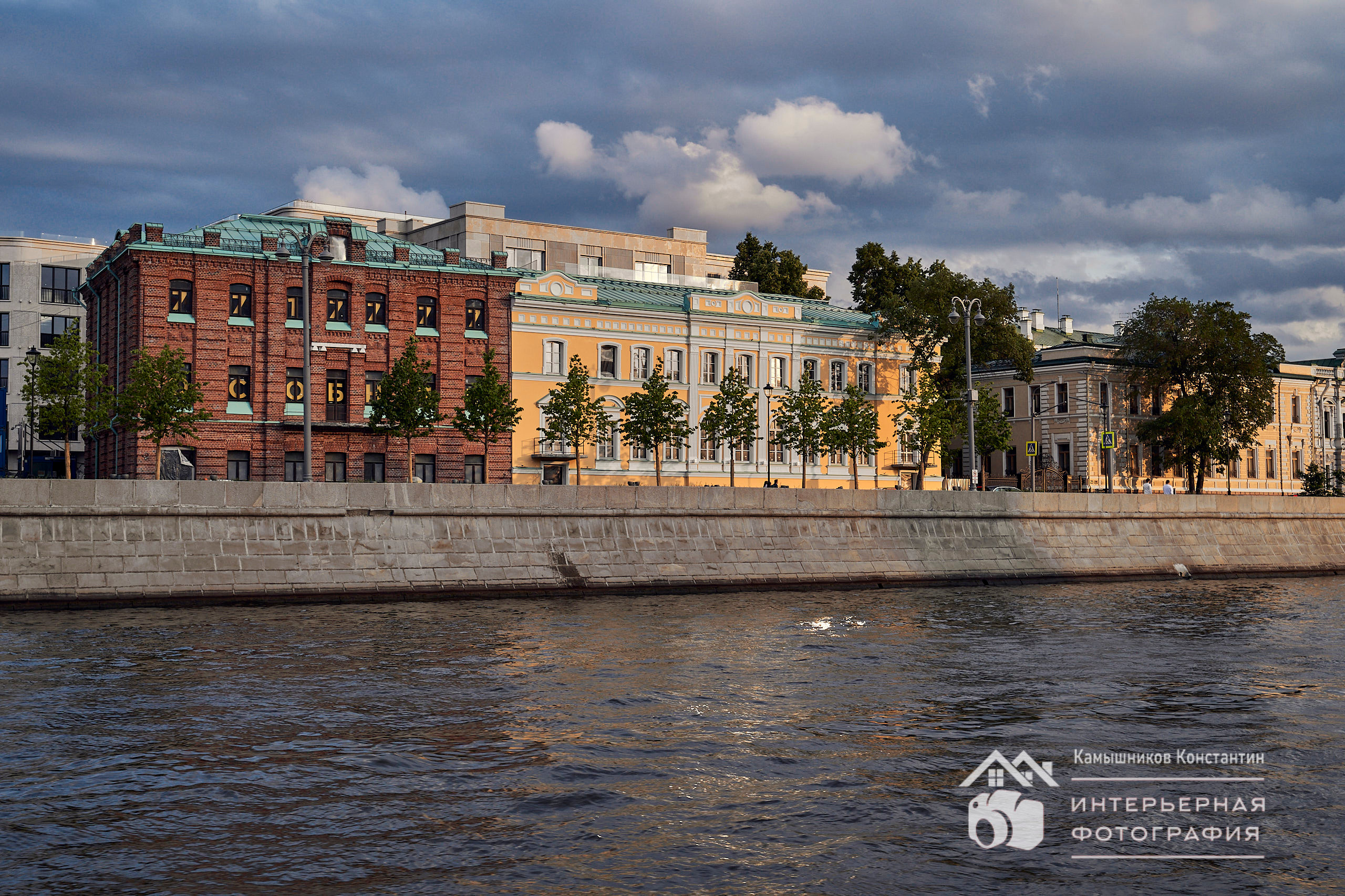 Архитектурная фотография особняков на Москве-реке с видом на Кремль
