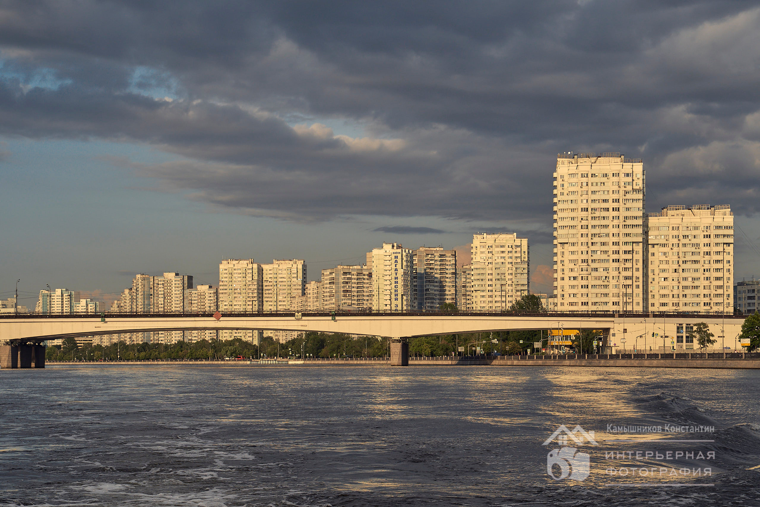 Архитектурная фотография в закатном свете с вод Москвы-реки, советский панельный фонд
