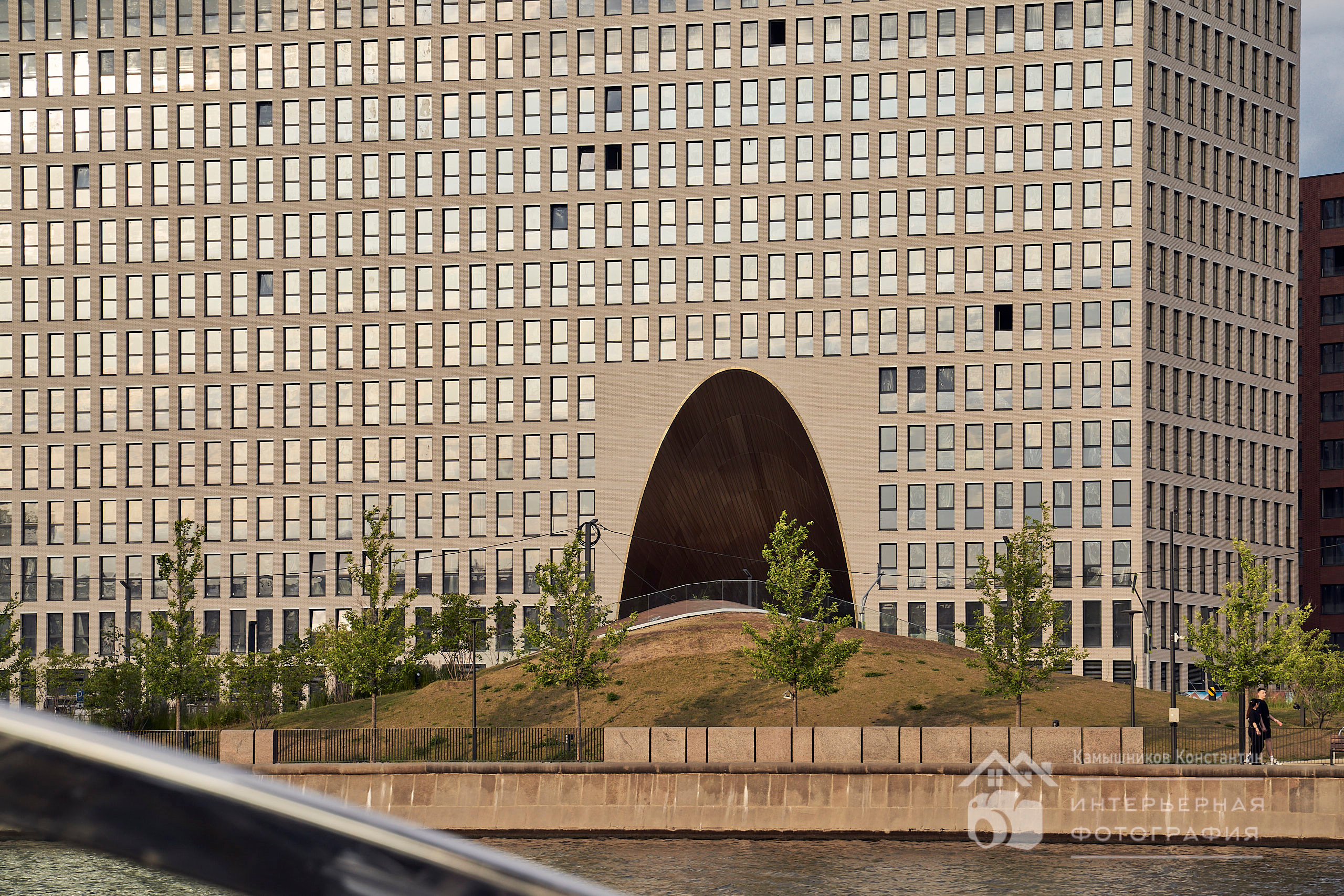 Архитектурная фотография дома с Золотой Аркой в Зиларте, вид с реки