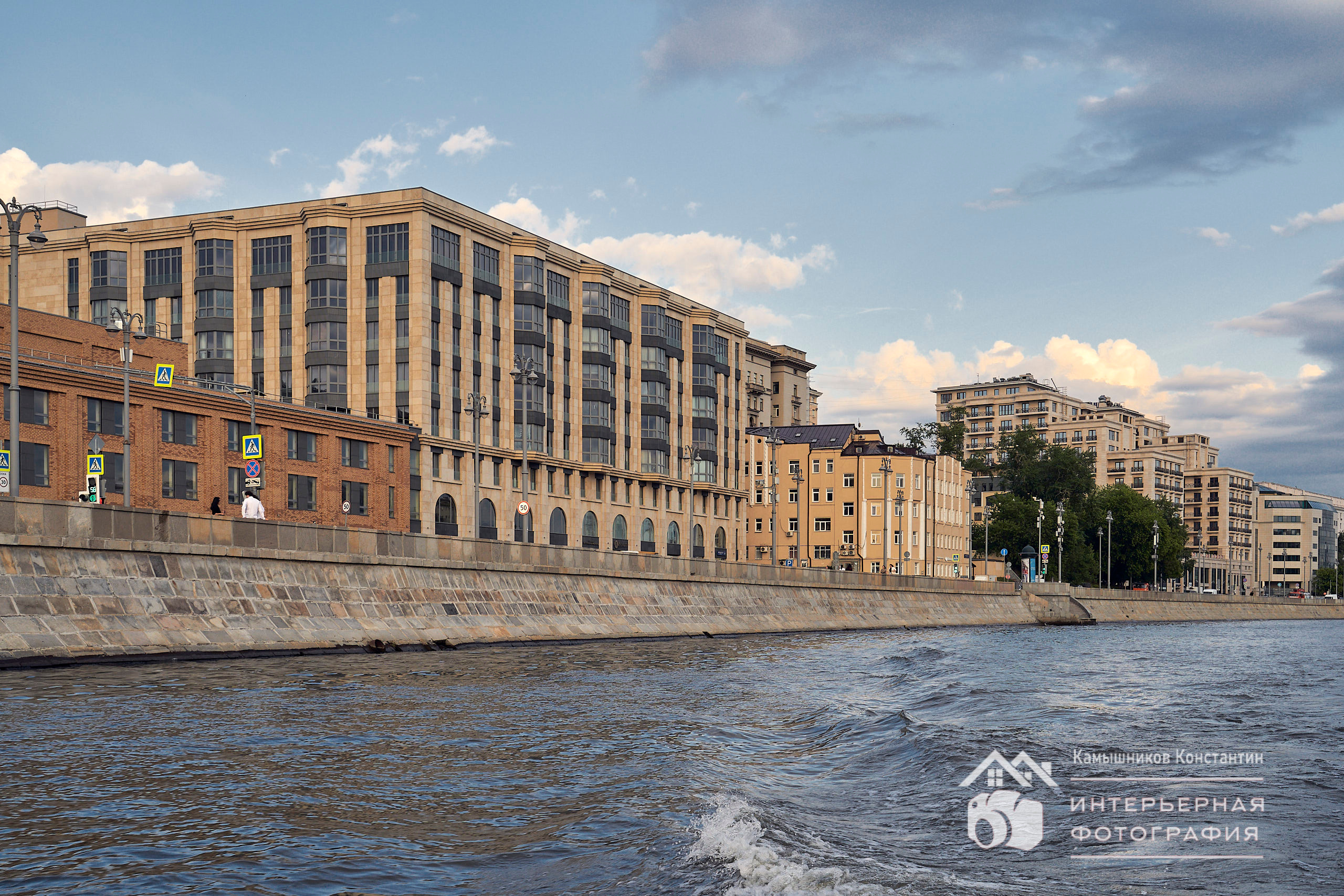 Архитектурная фотография новых строений, гармонично вписанных в существующую архитектуру