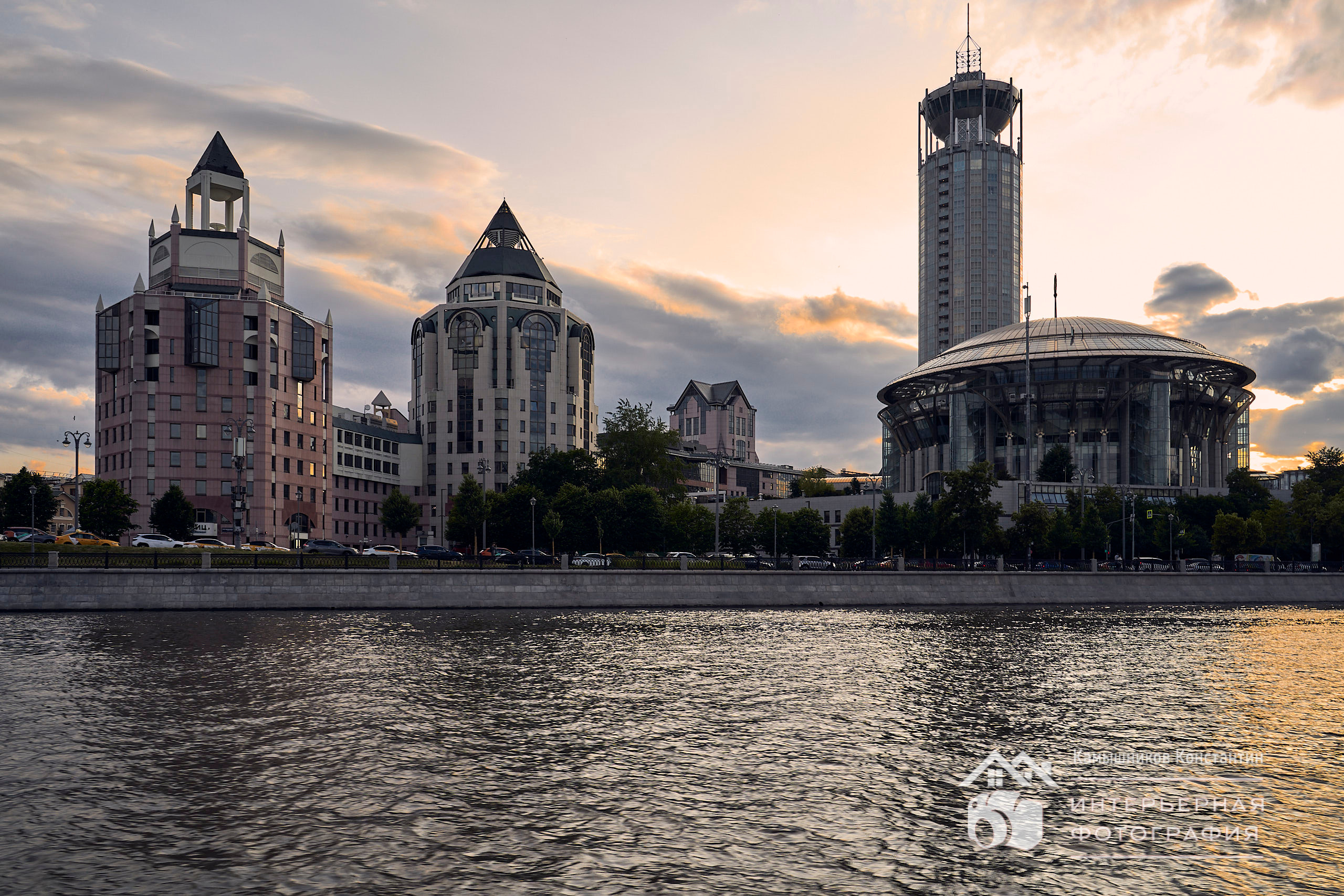 Архитектурное фото Центрального Дома Музыки и SWISS Hotel с Москвы-реки