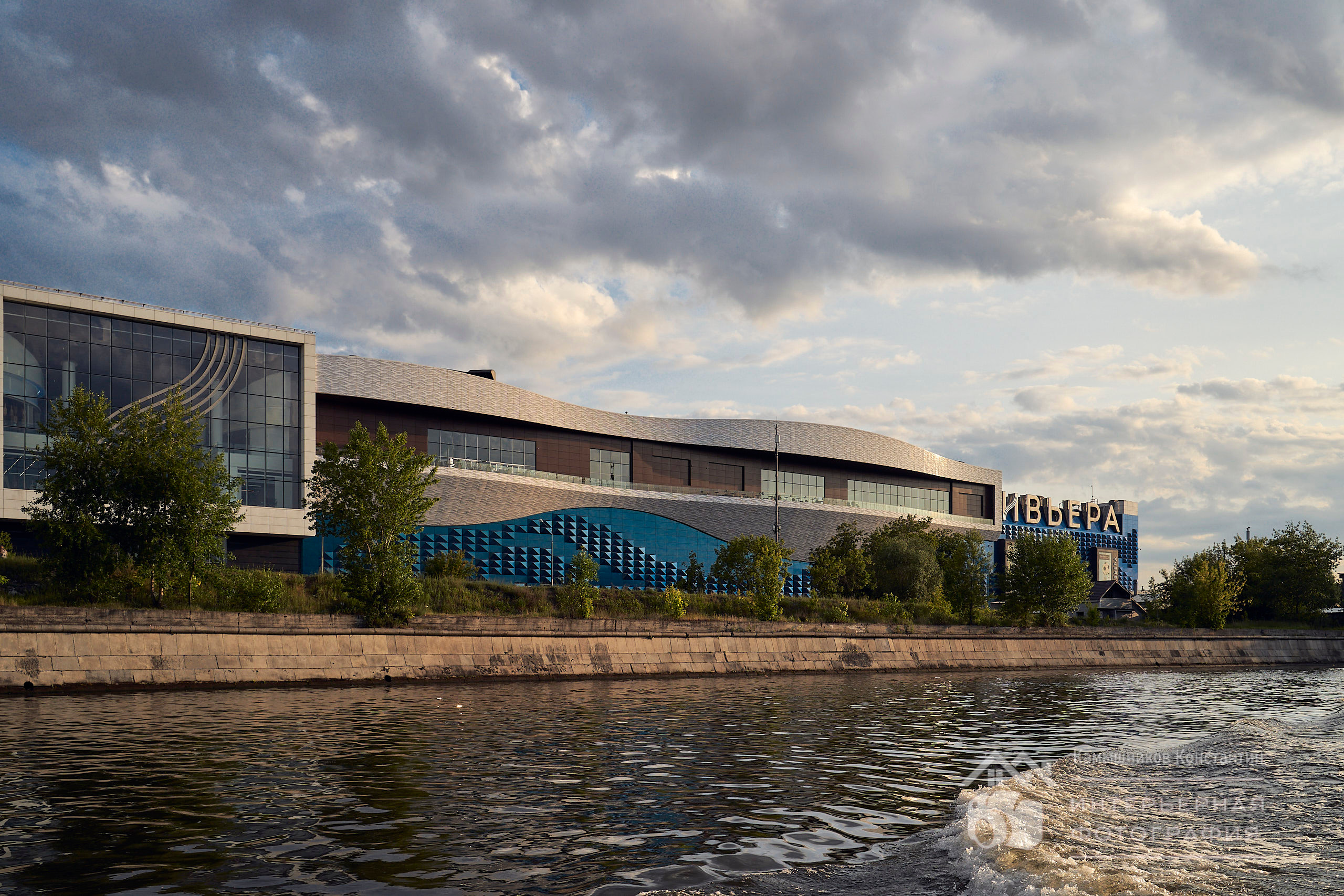 Архитектурное фото ТЦ Ривьера, задний фасад, вид со стороны реки