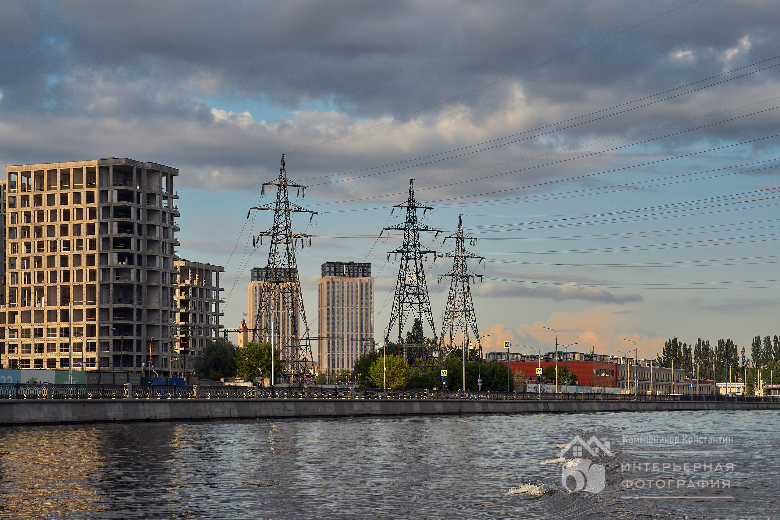 Архитектурное фото новых ЖК на юге столицы с воды