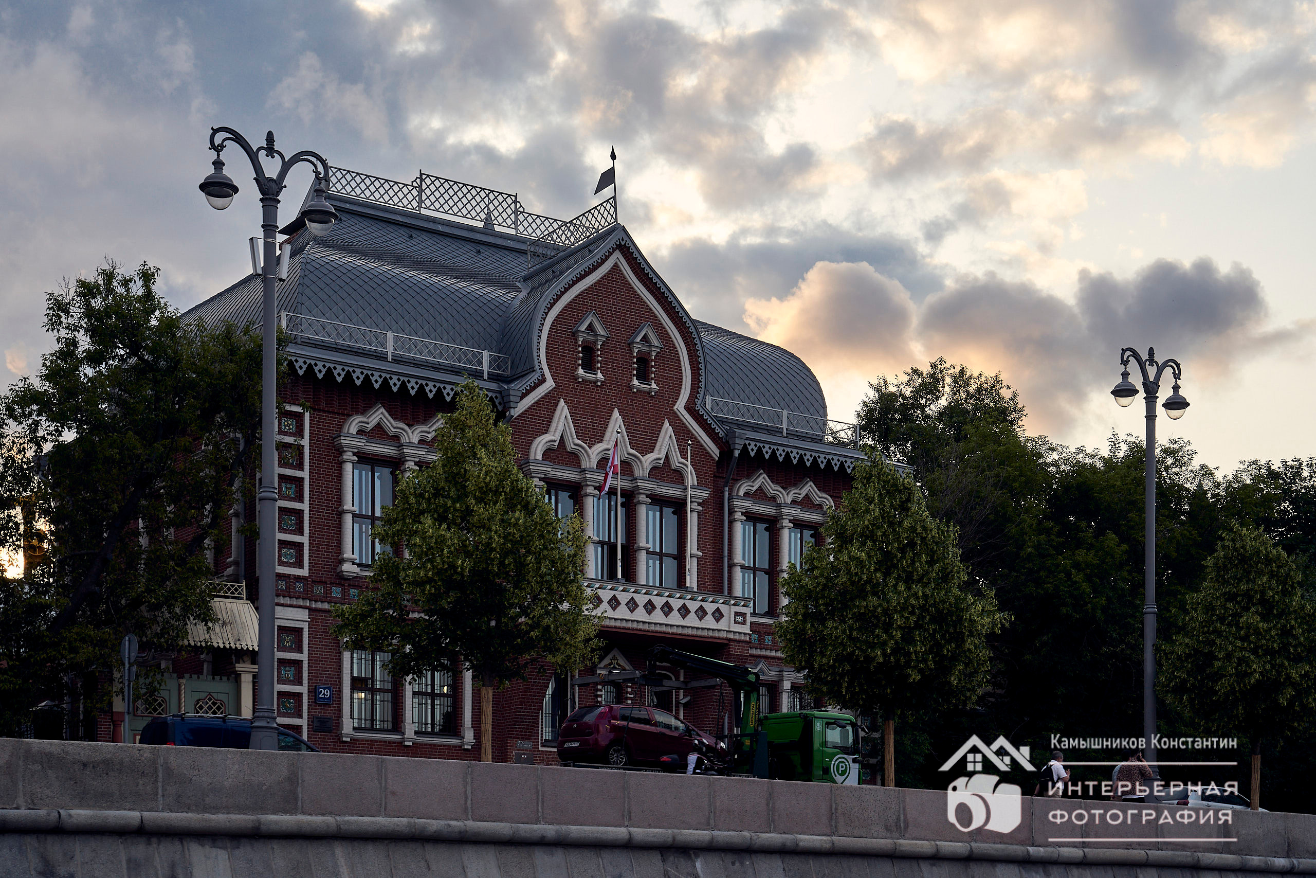 Архитектурное фото, на фото - особняк Цветкова на берегу Москвы-реки