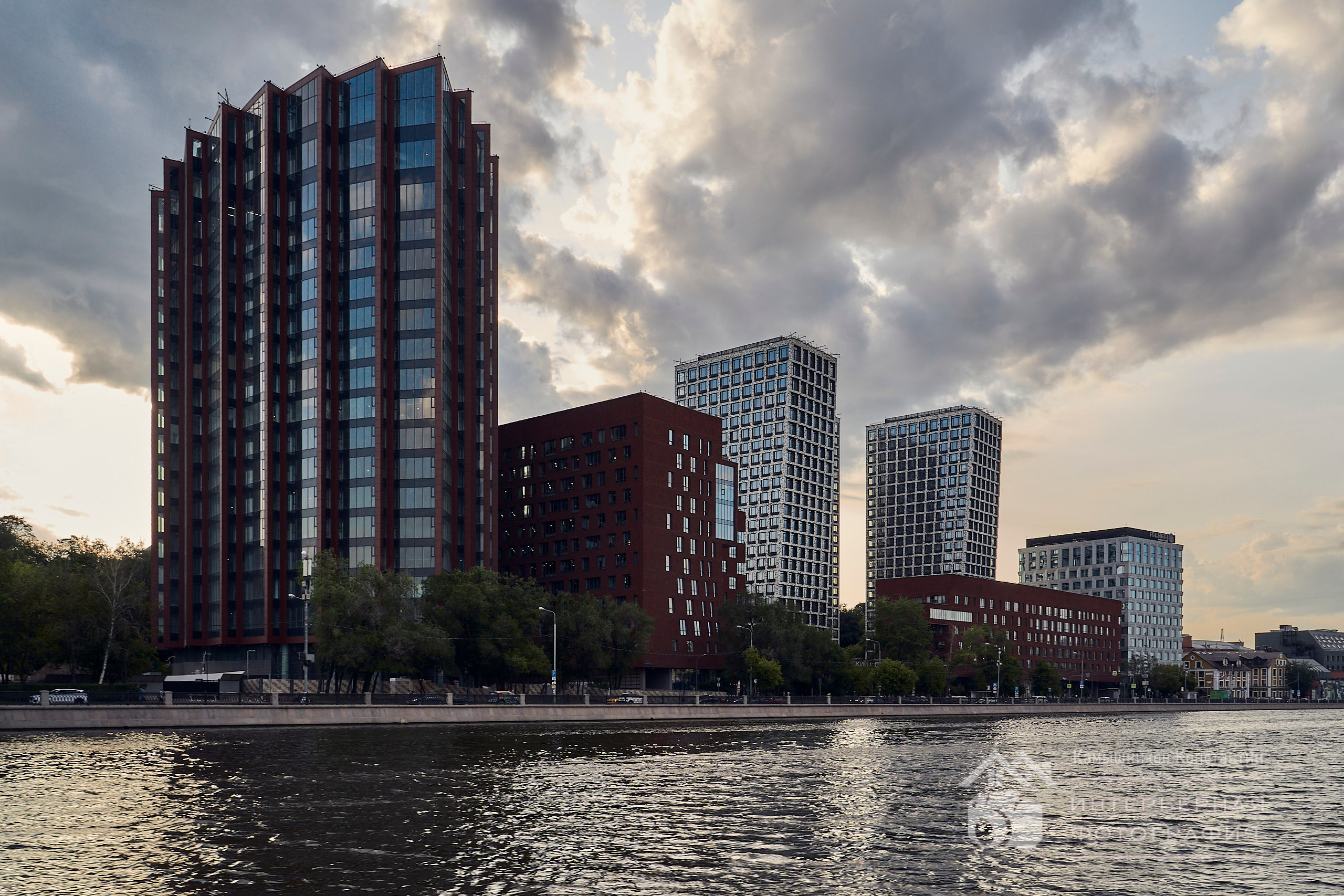 Архитектурная фотография новых комплексов Москвы, снято с Москвы-реки
