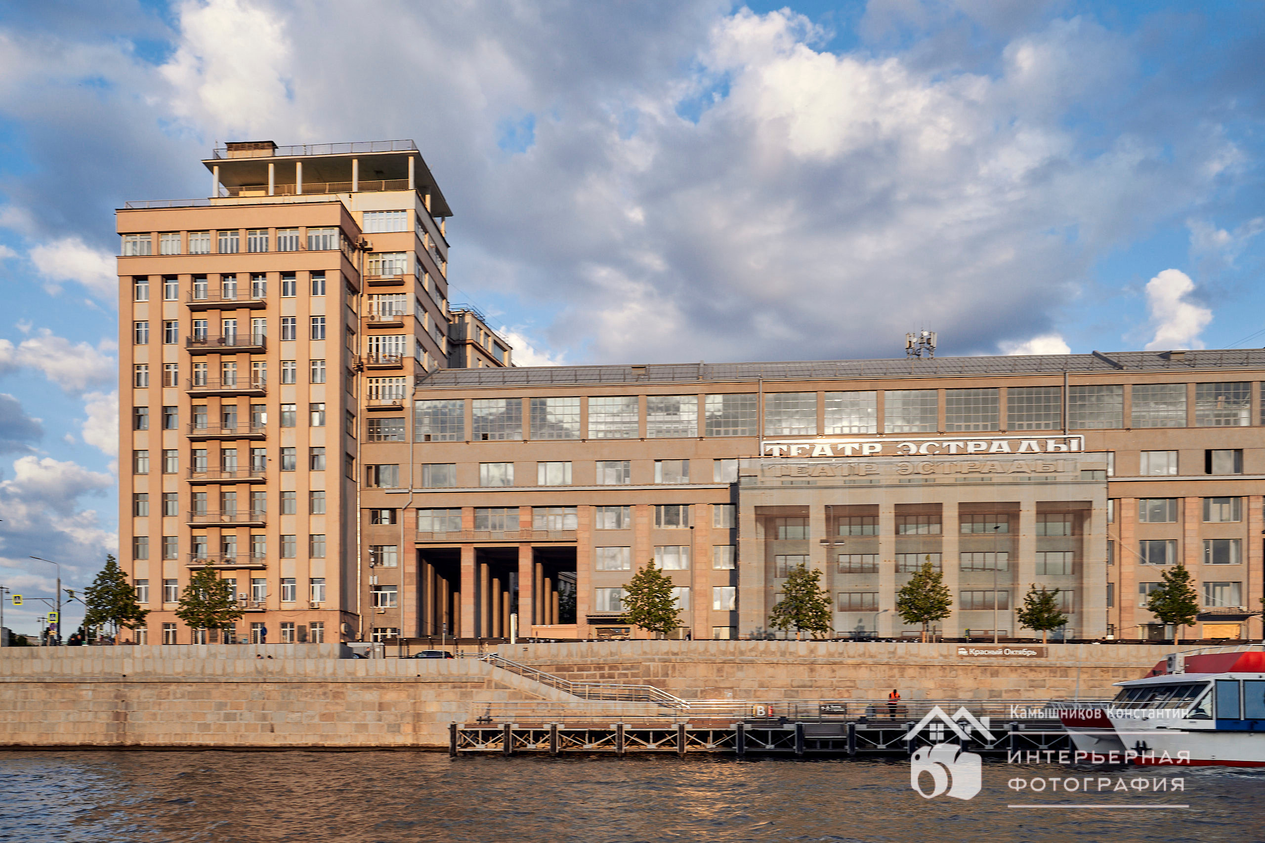 Дом на набережной и театр "Эстрады" купается в синеве закатного неба и греется в золотом свете закатного солнца в объективе архитектурного фотографа