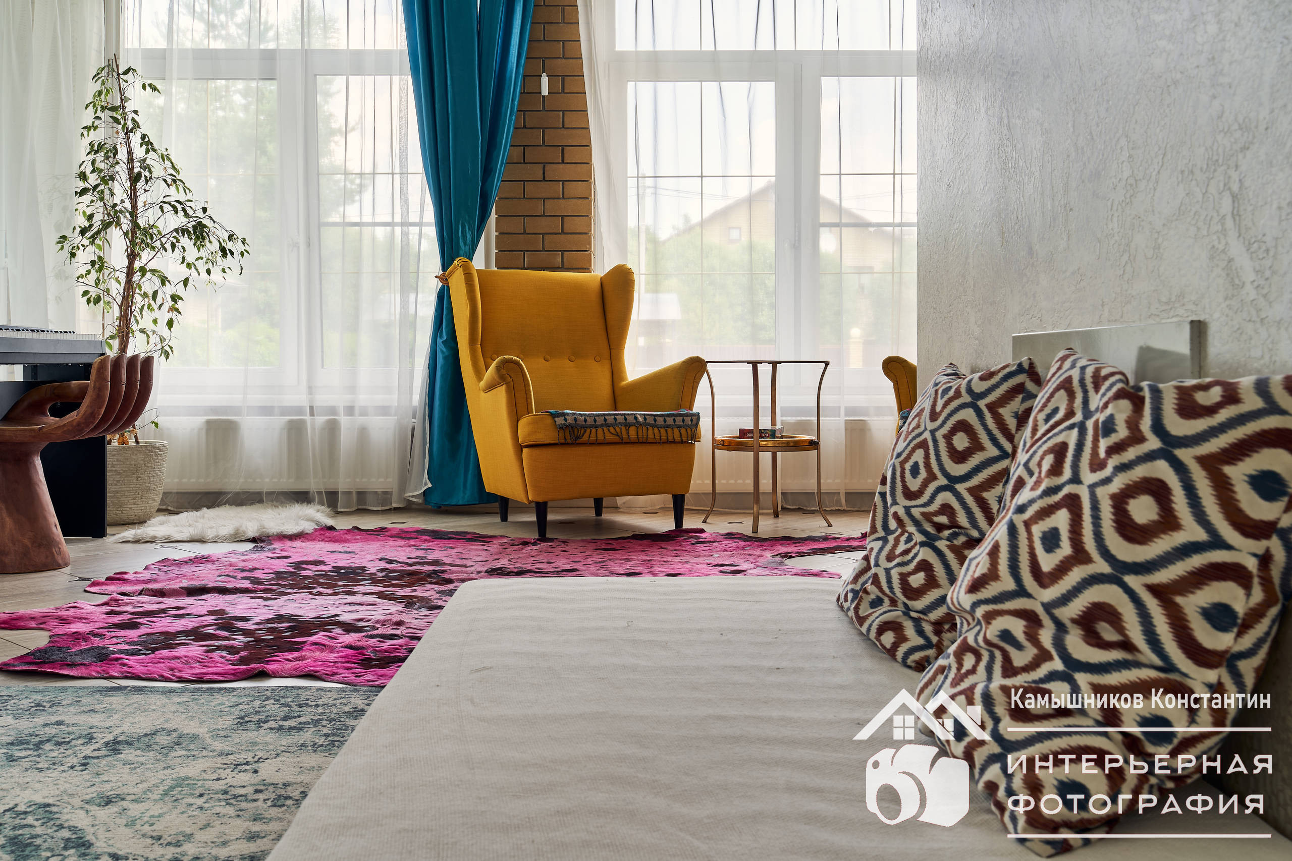 Интерьерная съемка: теплая уютная гостиная в загородном доме