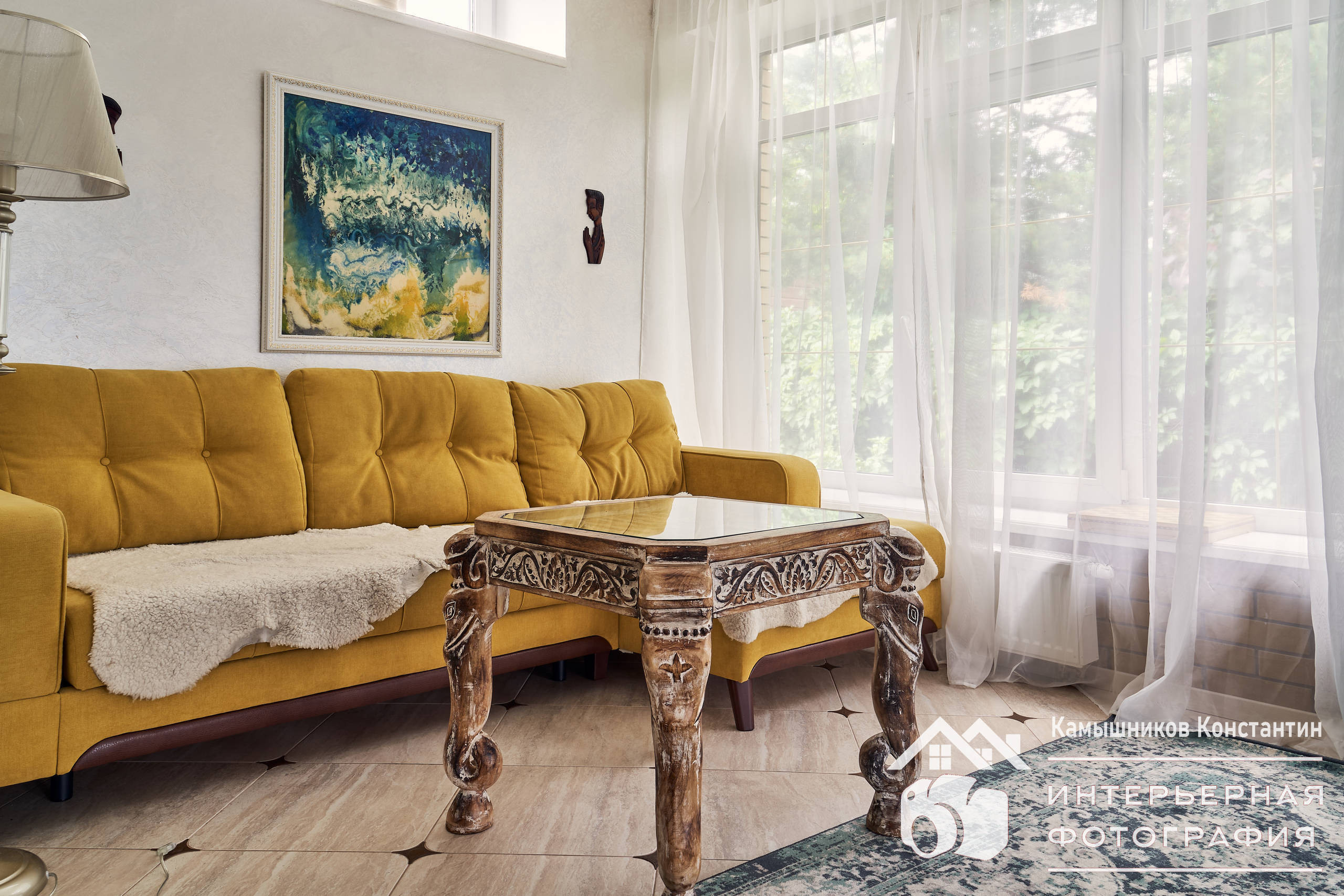 Интерьерное фото: светлая просторная гостиная в загородном доме