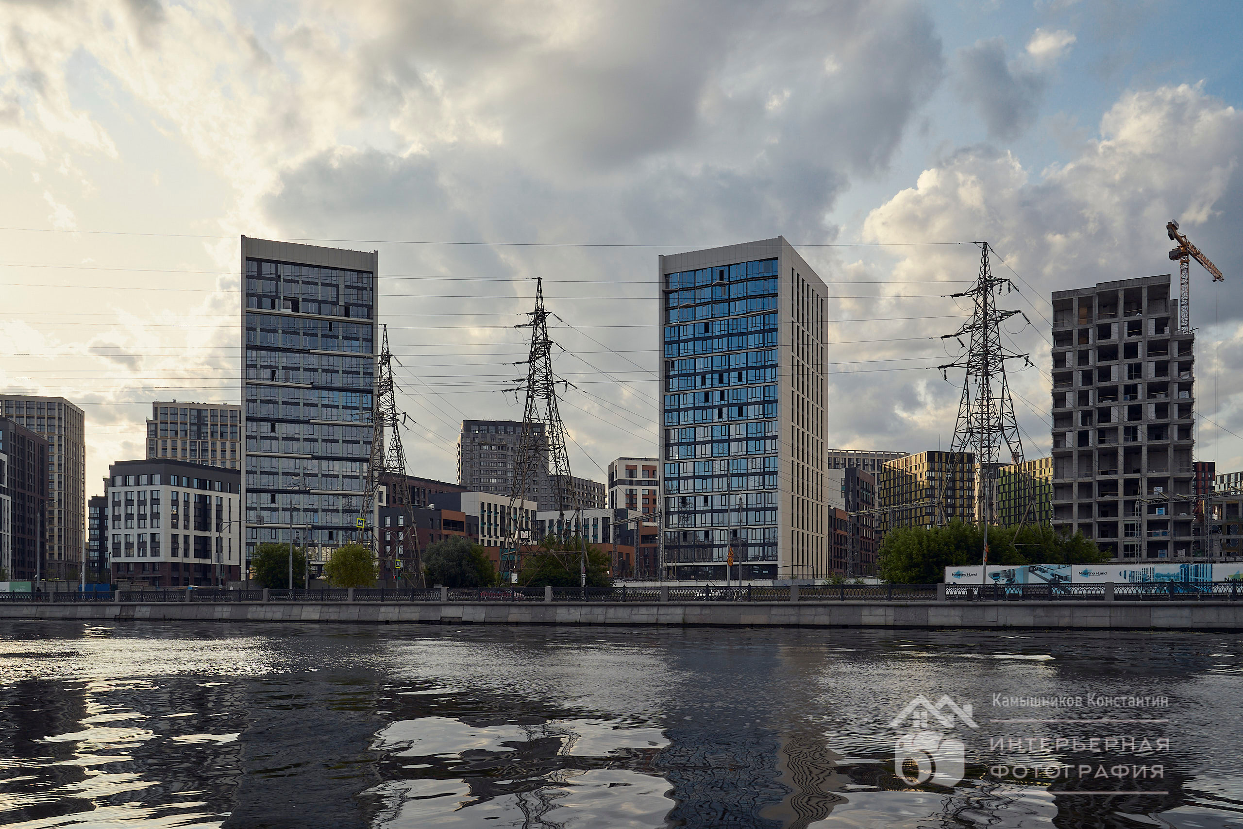Архитектурное фото строящихся зданий на берегу Москвы-реки