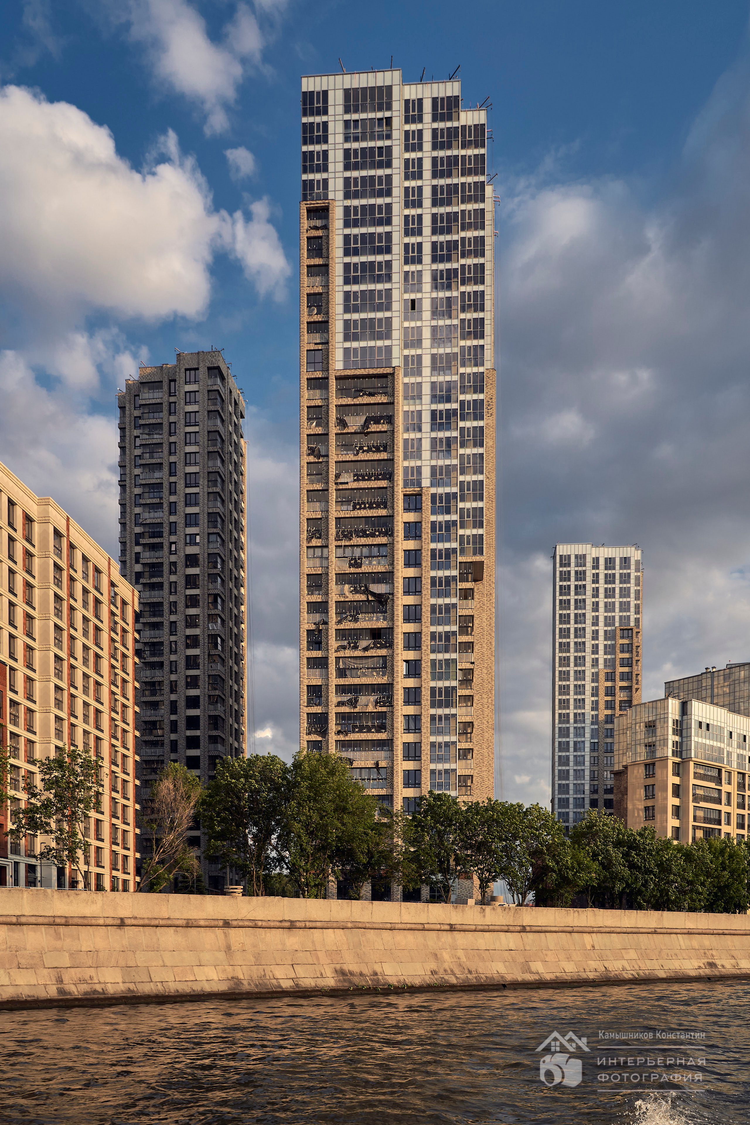Архитектурная фотография строящегося ЖК в лучах заката, вид с воды